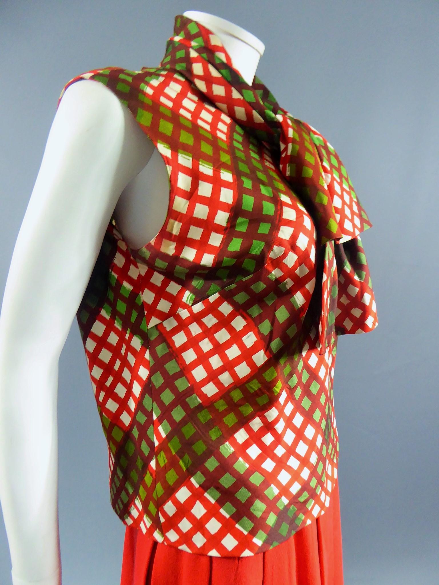 Ensemble di giacca e gonna a pieghe in seta rossa di Pierre Balmain, CIRCA 1965-1970 in vendita 12