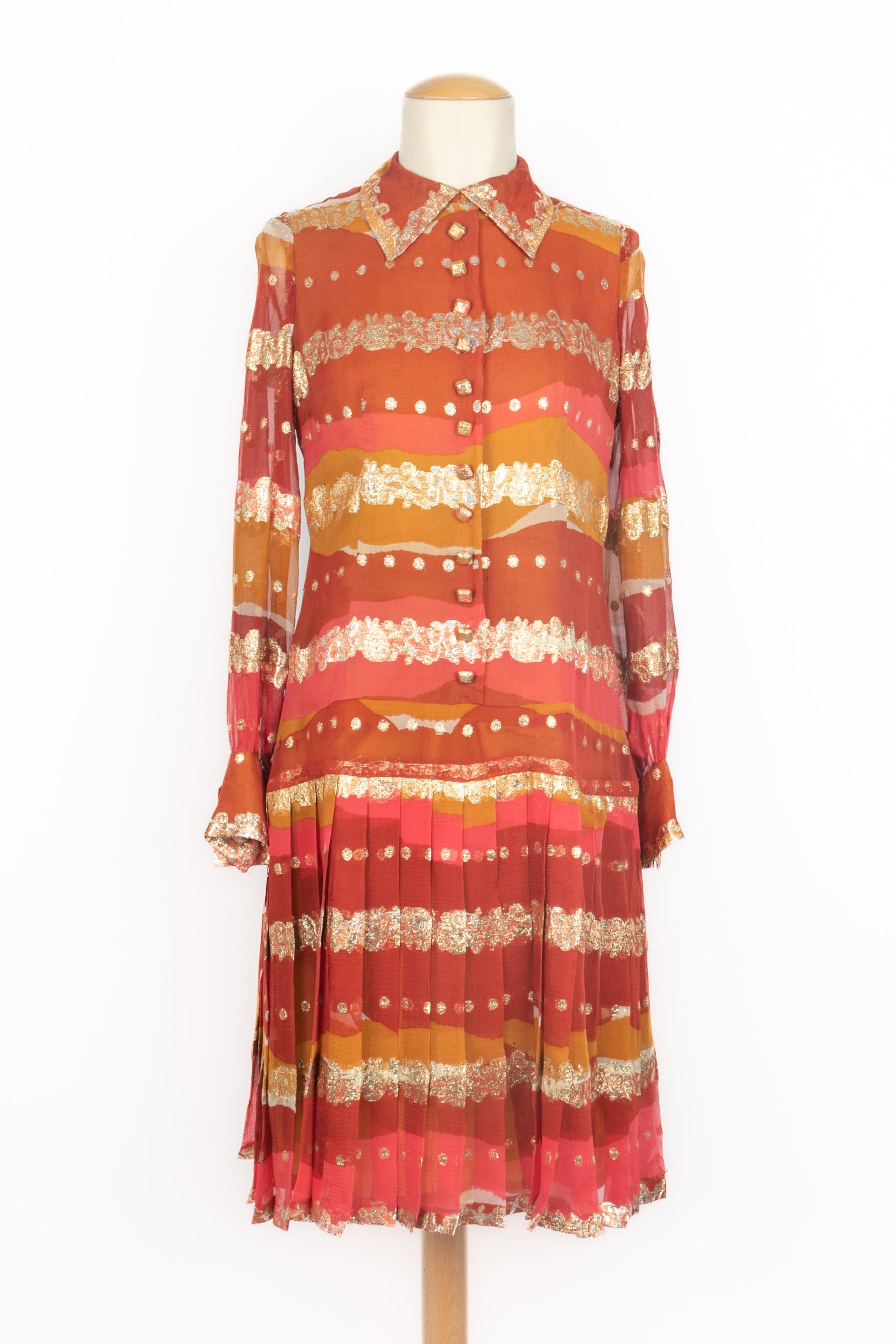 BALMAIN - Robe mi-longue en mousseline de soie dans les tons rouge, orange et rose, rehaussée de fils de lurex. Aucune taille n'est indiquée, il convient à un 34FR/36FR. A noter qu'il existe des anneaux non armés.

Condit :
Condit

Dimensions