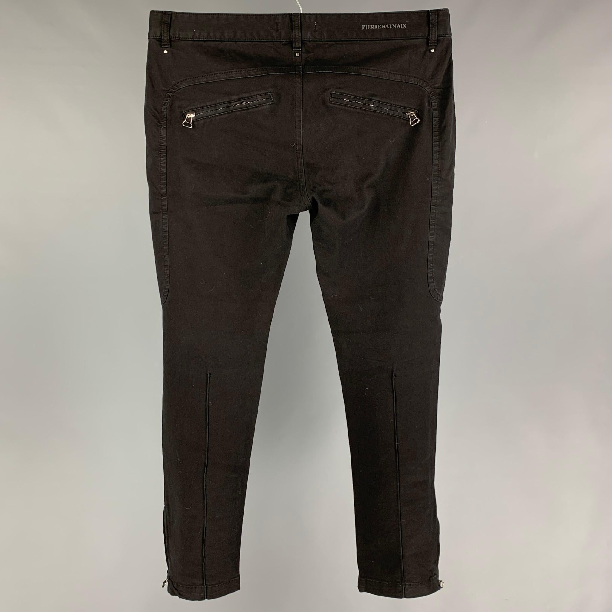 PIERRE BALMAIN jeans comes in a black cotton featuring a slim fit, zipped leg details, silver tone hardware, and a zip fly closure. Made in Italy. 

Very Good Pre-Owned Condition.
Marked: 36/50

Measurements:

Waist: 37 in.
Rise: 9.5 in.
Inseam: 32