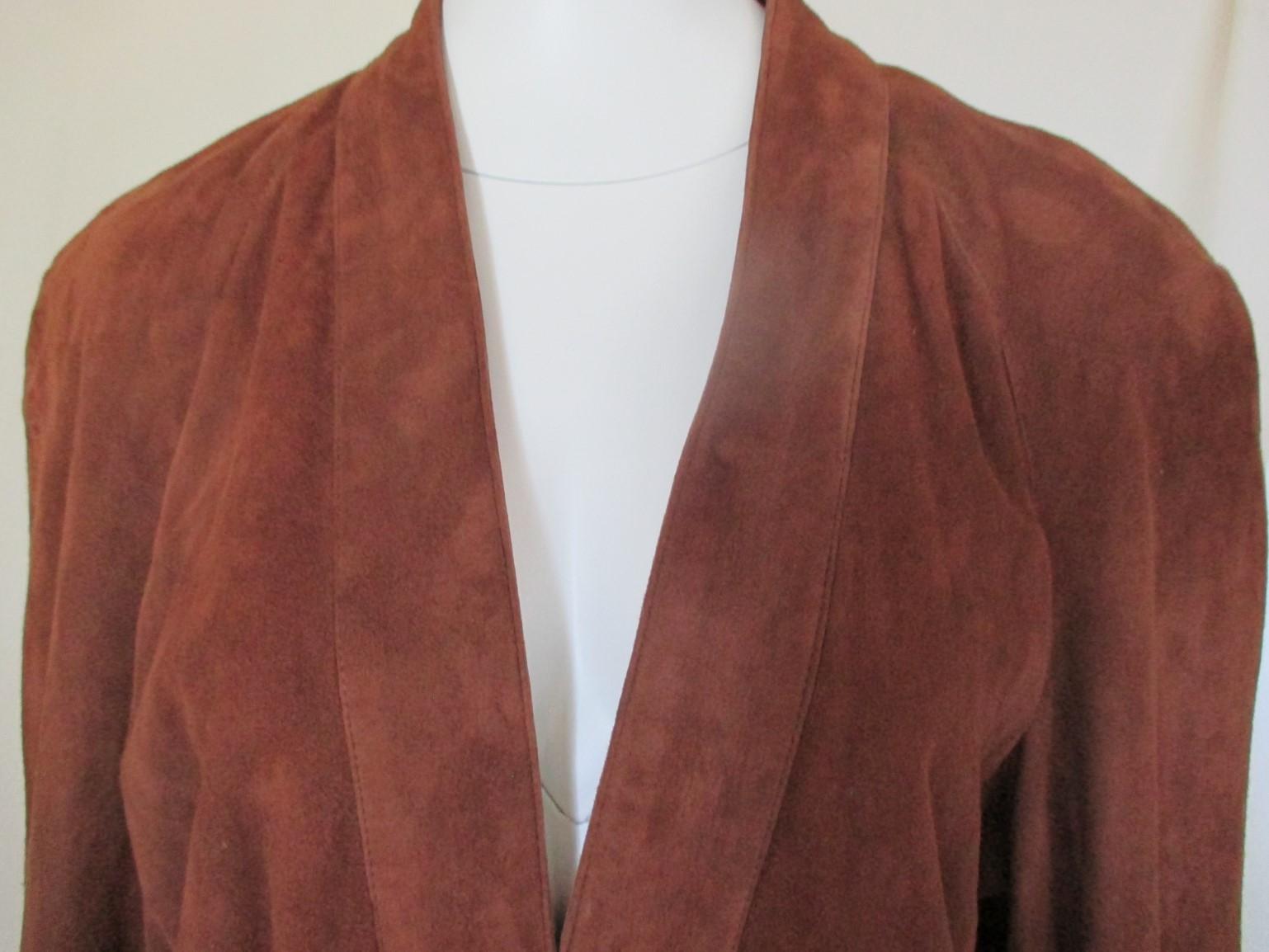 This vintage 90's Pierre Balmain, haute cuir coat is made of soft suede leather with 2 pockets and 2 inside closing hooks.
Color : brown
Size is mentioned EU 38 but fits like small (oversized) to medium.
Please note that vintage items are not new