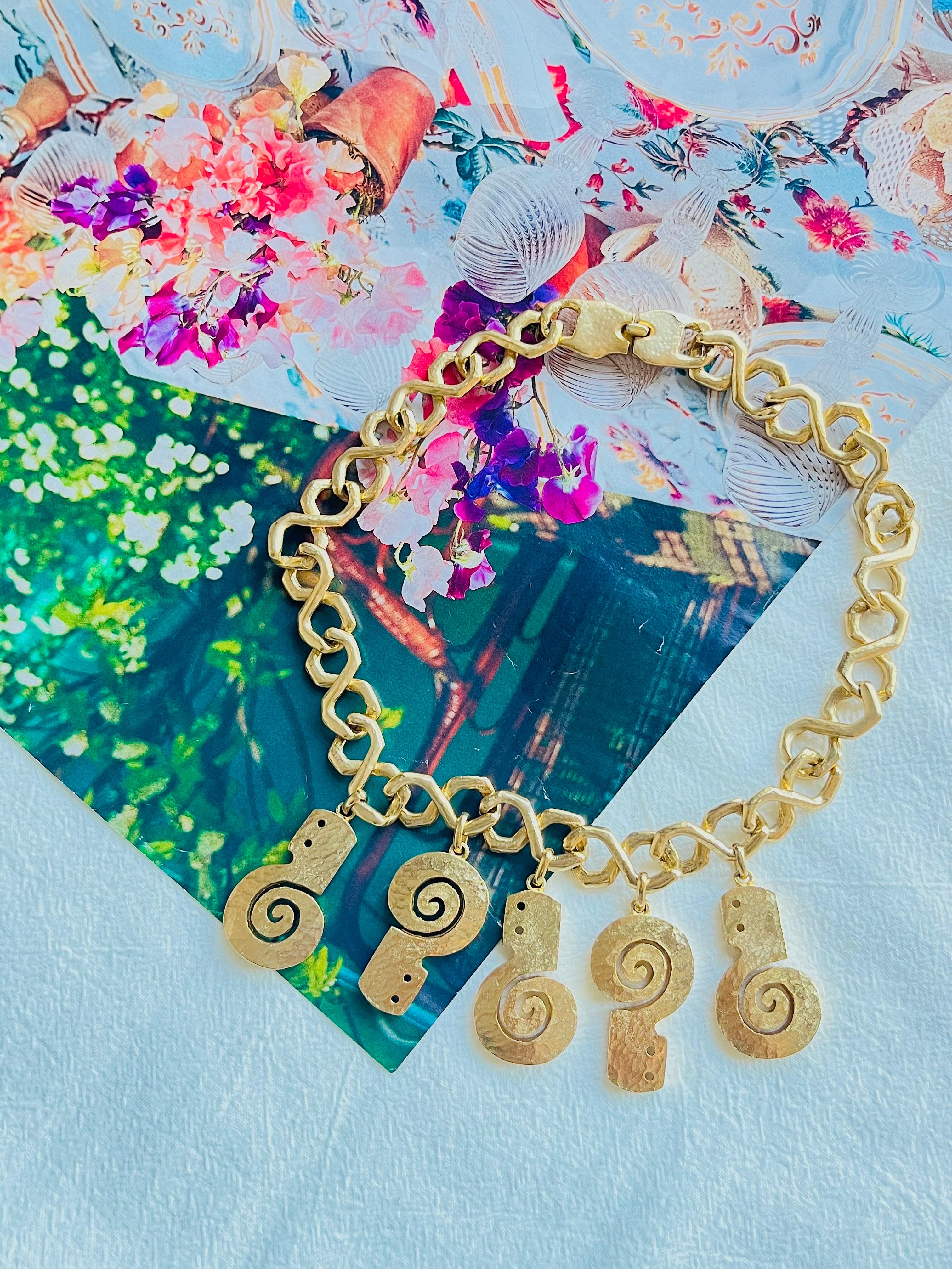 Art Déco Pierre Balmain Vintage 1980 Five 5 Conch Shell Charms Bib Pendant Necklace in vendita