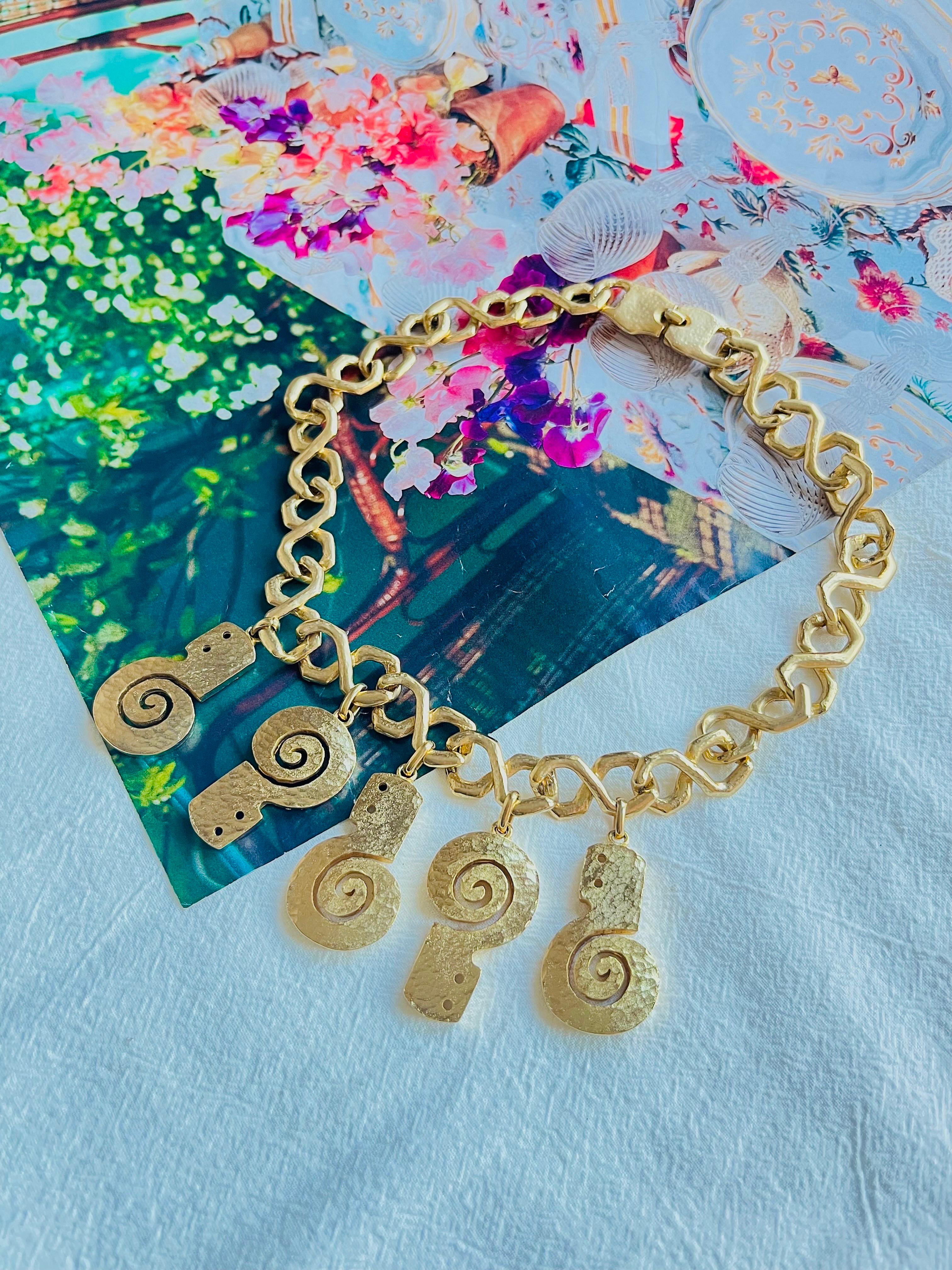 Pierre Balmain Vintage 1980 Five 5 Conch Shell Charms Bib Pendant Necklace In condizioni ottime in vendita a Wokingham, England
