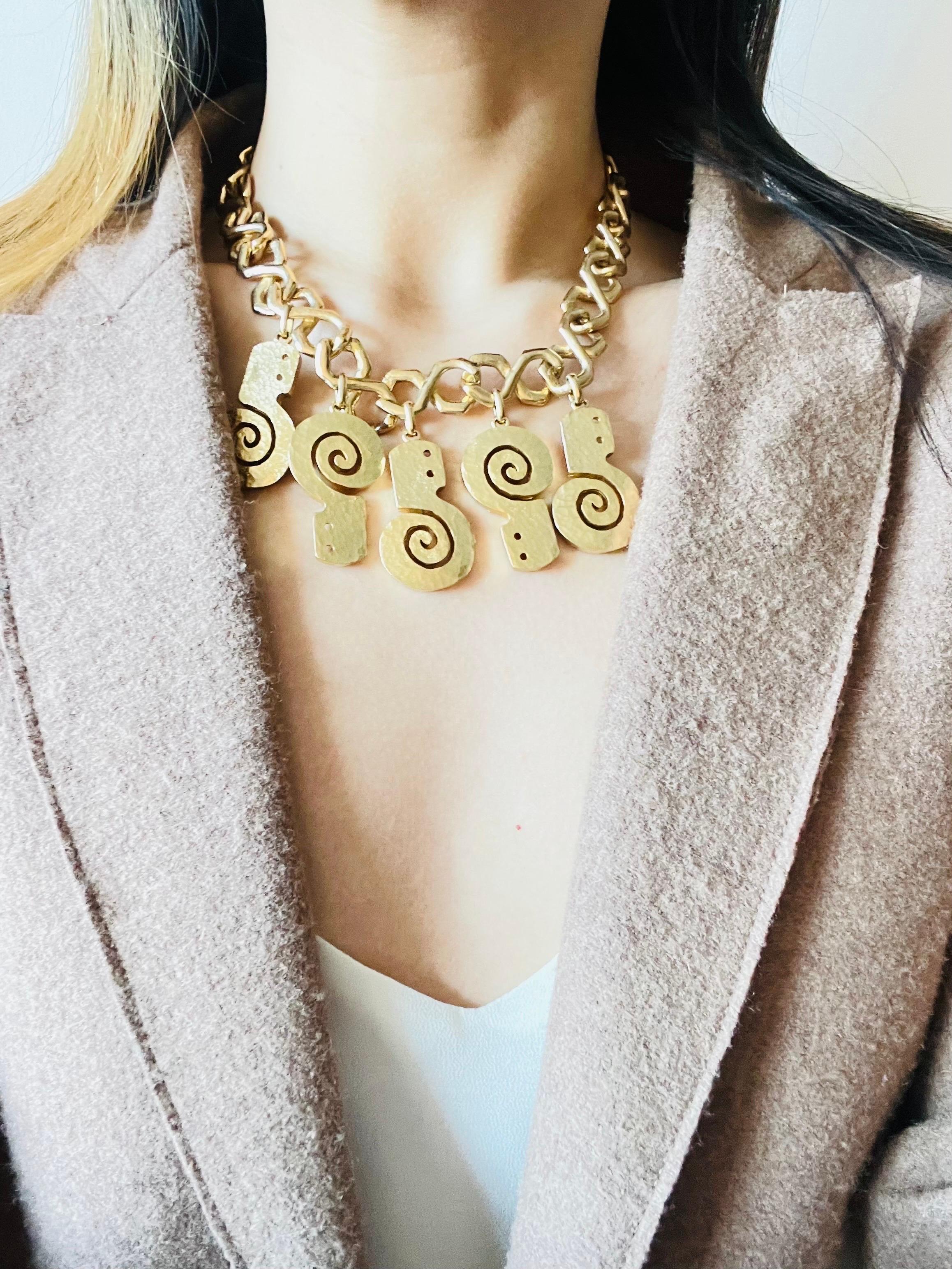 Pierre Balmain Vintage 1980 Five 5 Conch Shell Charms Bib Pendant Necklace in vendita 1