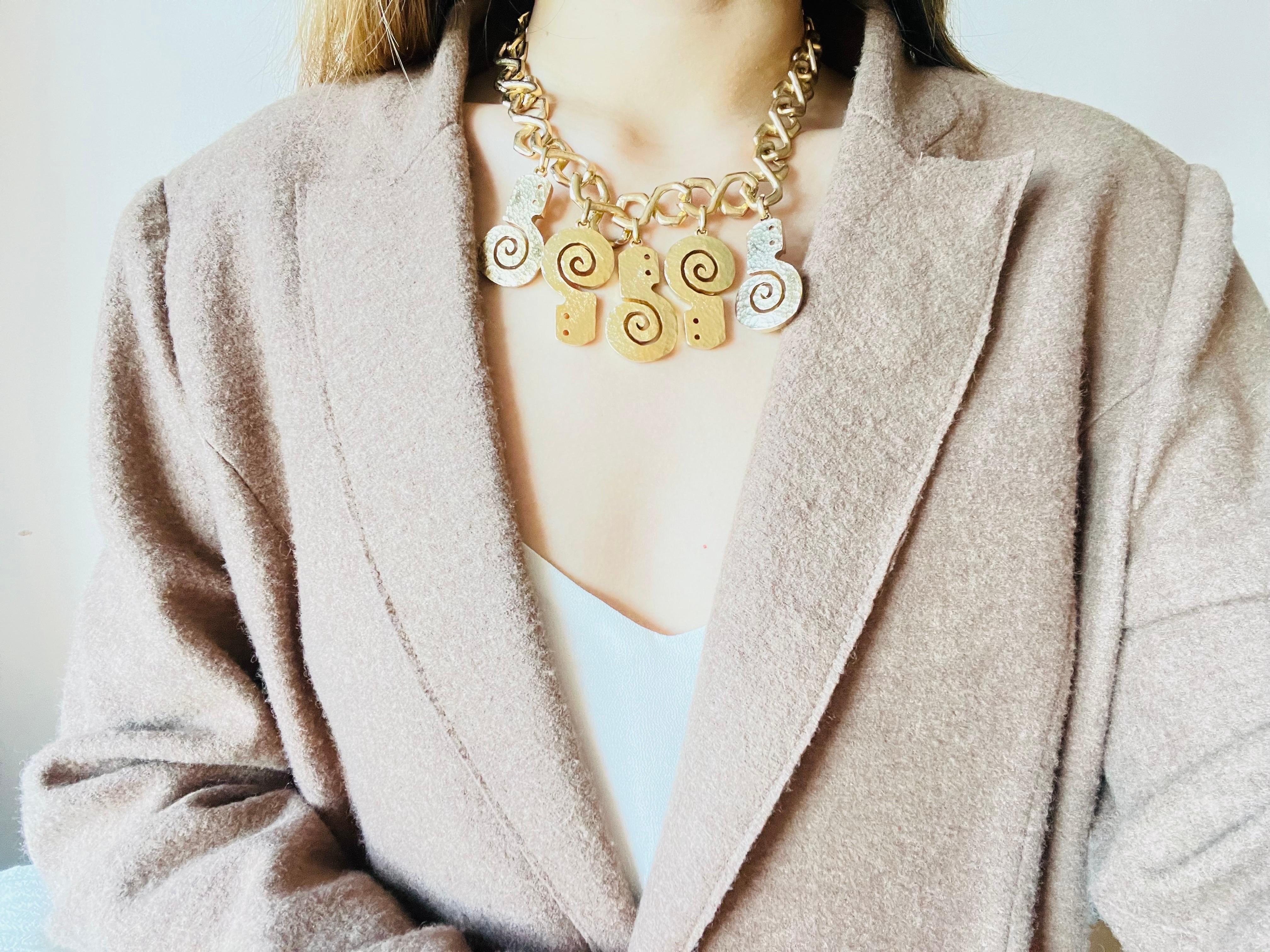 Pierre Balmain Vintage 1980 Five 5 Conch Shell Charms Bib Pendant Necklace in vendita 2