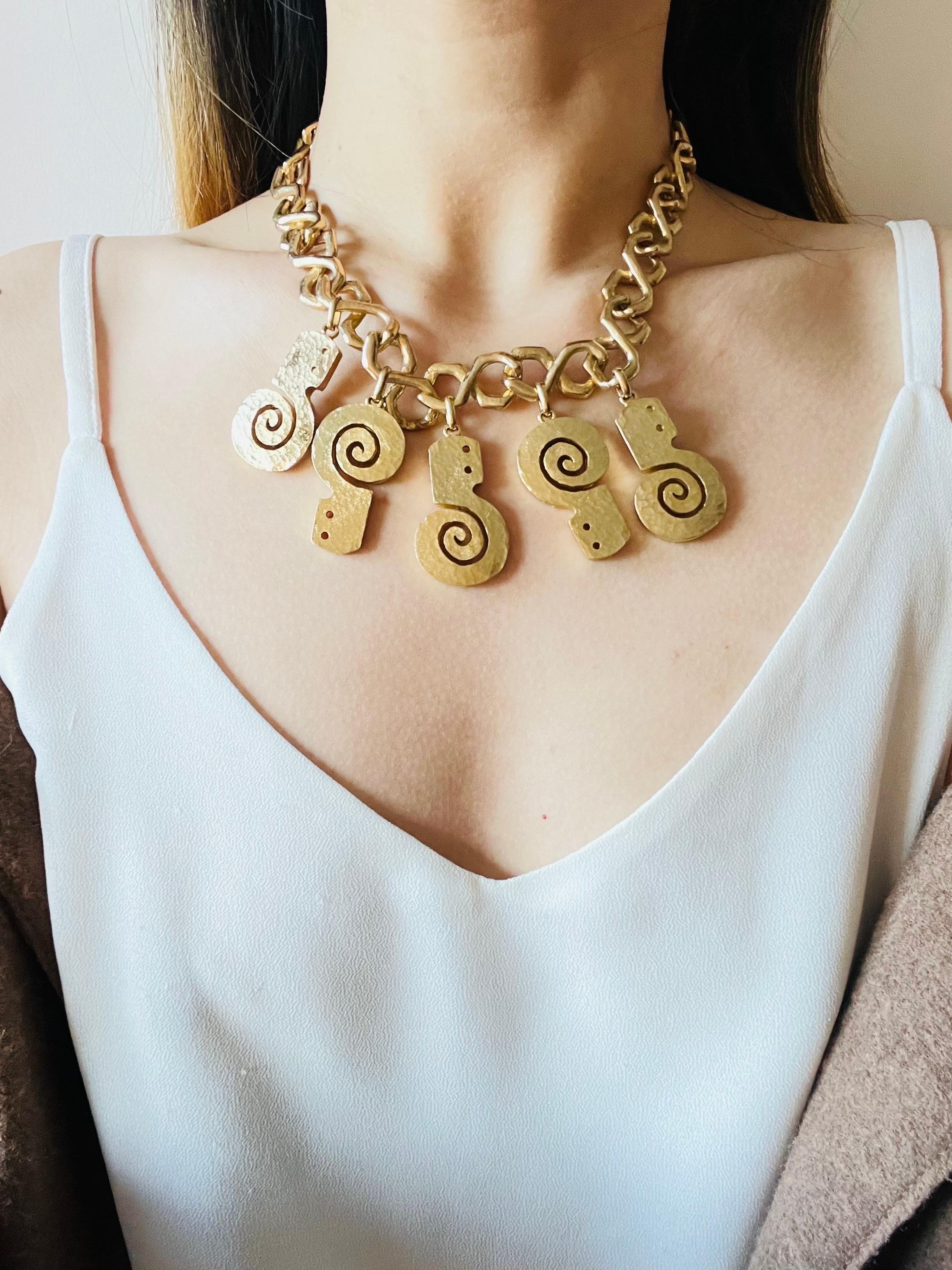 Pierre Balmain Vintage 1980 Five 5 Conch Shell Charms Bib Pendant Necklace in vendita 3
