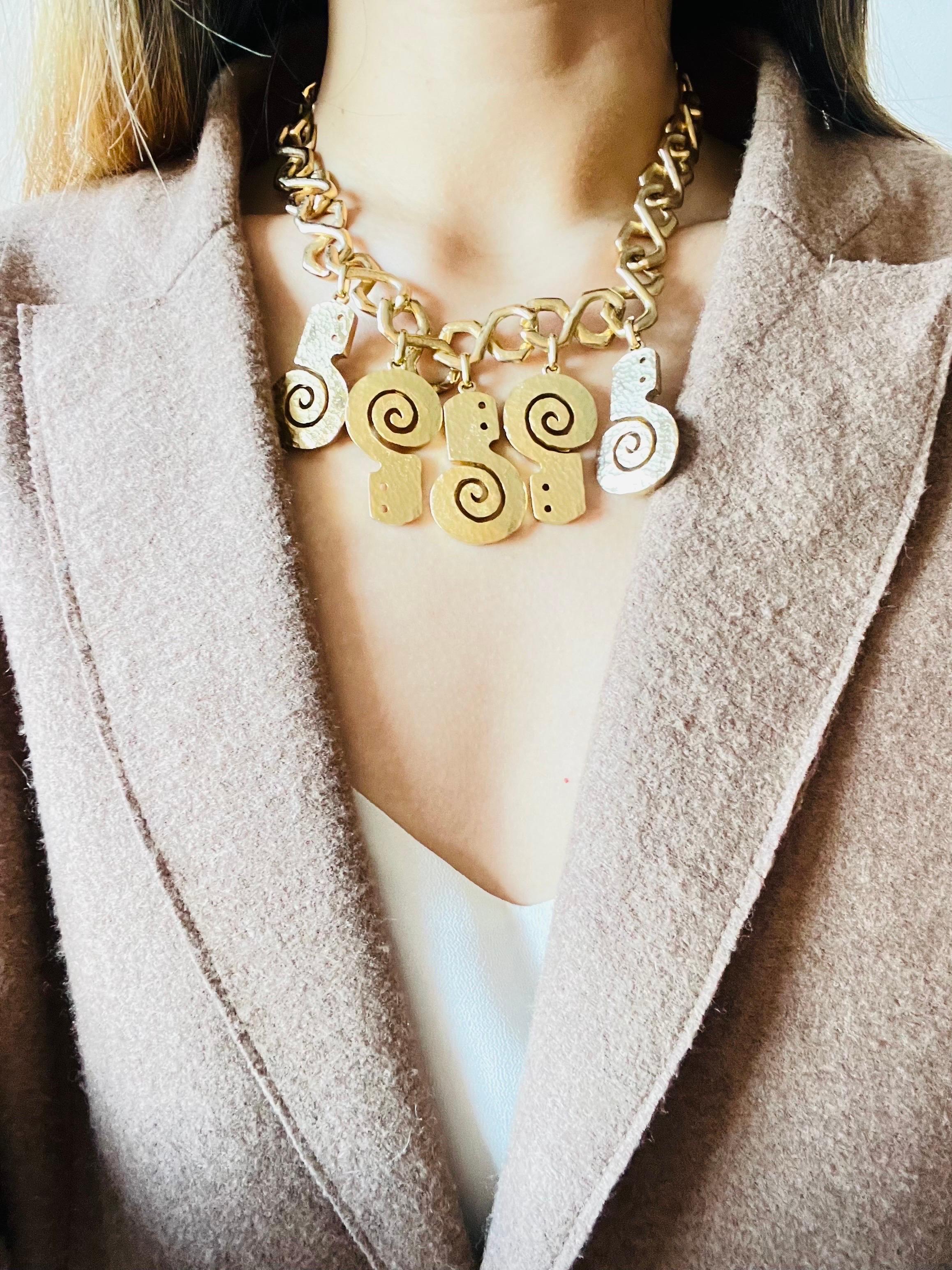 Pierre Balmain Vintage 1980 Five 5 Conch Shell Charms Bib Pendant Necklace in vendita 4