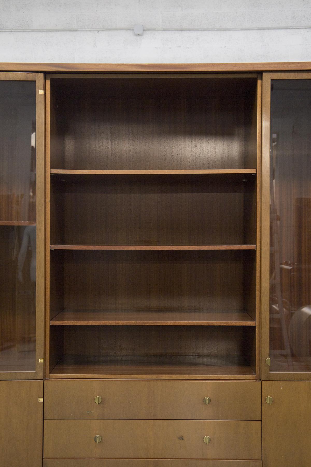 Magnifique bibliothèque vintage en bois conçue par Pierre Balmain dans les années 80, belle fabrication française. 
La bibliothèque vintage est entièrement faite de bois et a une forme rectangulaire. Elle est composée de deux vitrines sur les deux