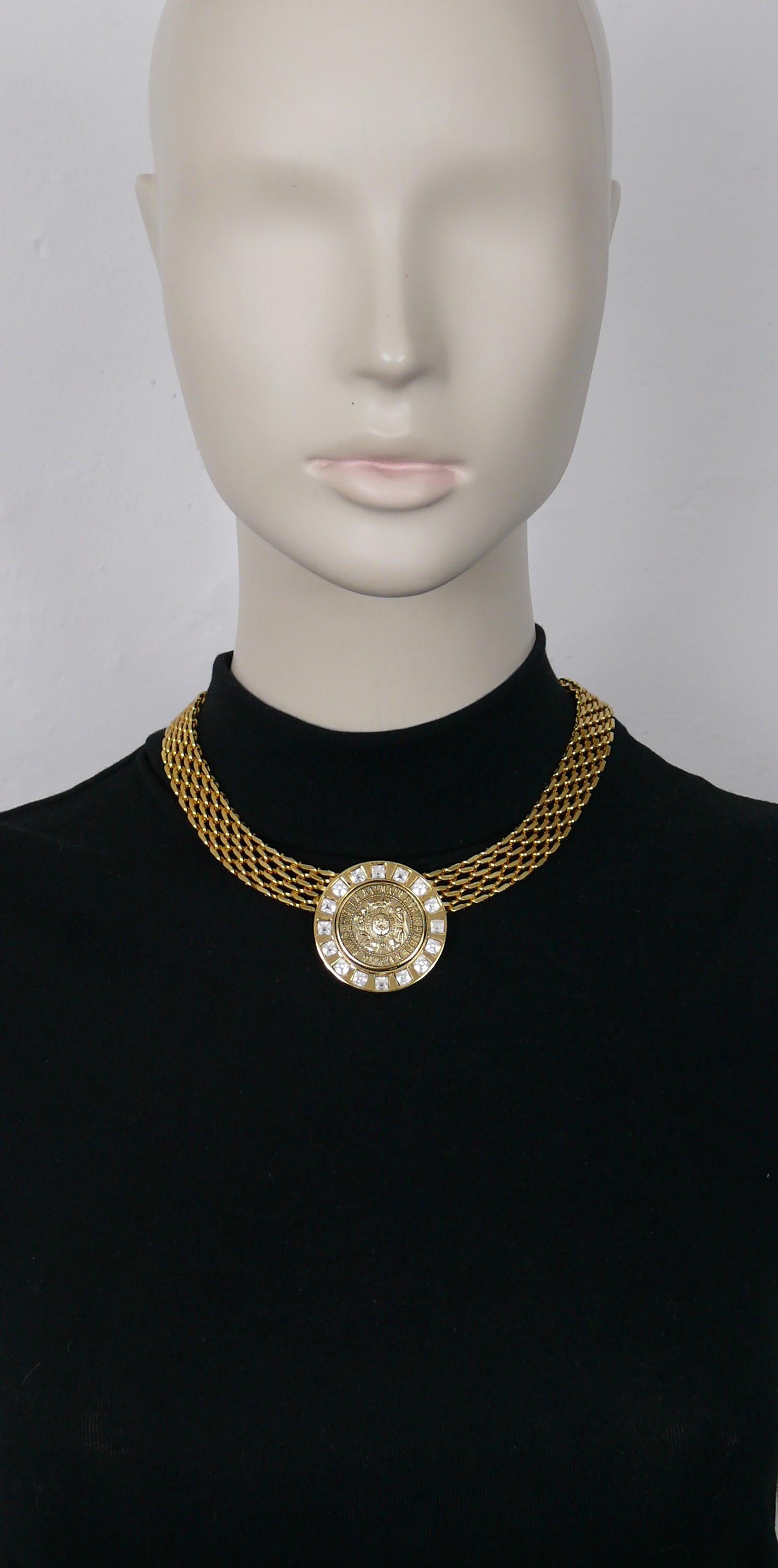 Goldfarbene Halskette von PIERRE BALMAIN mit einem PIERRE BALMAIN-Medaillon in der Mitte, das mit klaren Kristallen verziert ist.

Sichere Schließe.

Geprägt PB Paris.

Ungefähre Maße: Länge ca. 42,5 cm (16,73 Zoll) / Breite der Kette ca. 1,3 cm