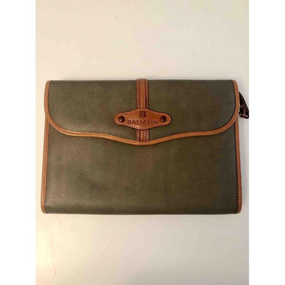 Pierre Balmain Vintage Leather Satchel

Document bag to carry in the hand or on the shoulder. Green color with leather-colored profiles. Interior made up of two pockets and a central one closed by a zip. Vintage shows some signs of use but overall