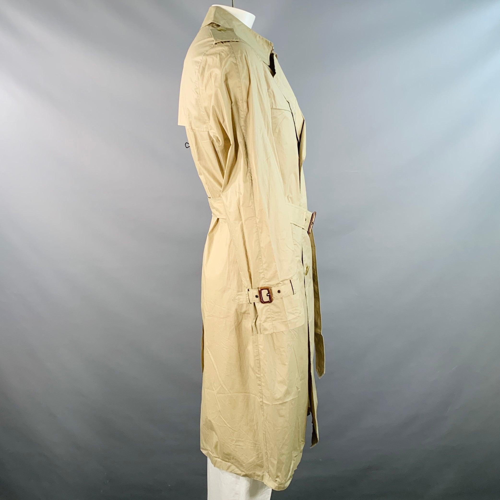 Trench vintage di Pierre Balmain in tessuto di cotone beige con doppiopetto, maniche lunghe e chiusura a bottoni con cintura. Made in France.Buone condizioni d'uso. Molteplici segni di usura e di usura, coerenti con le condizioni d'epoca.