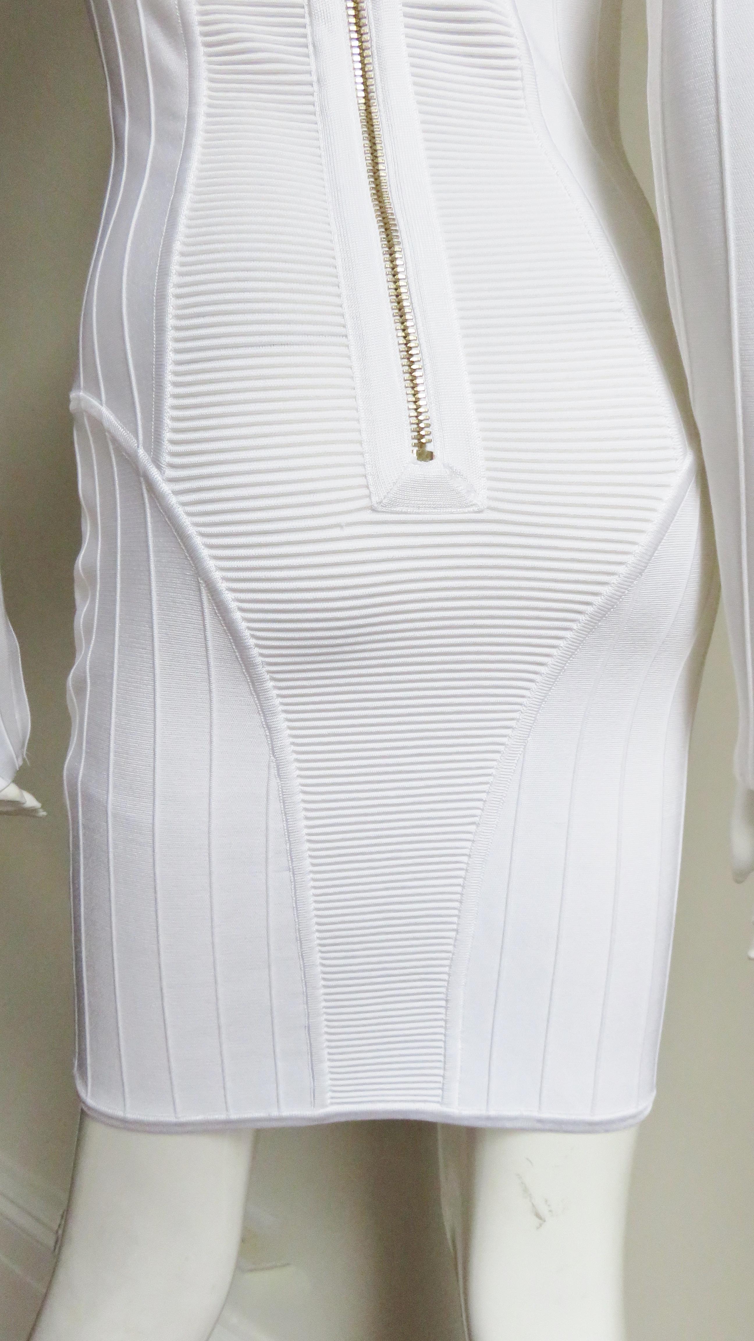 Pierre Balmain - Robe fourreau blanche moulante en vente 11