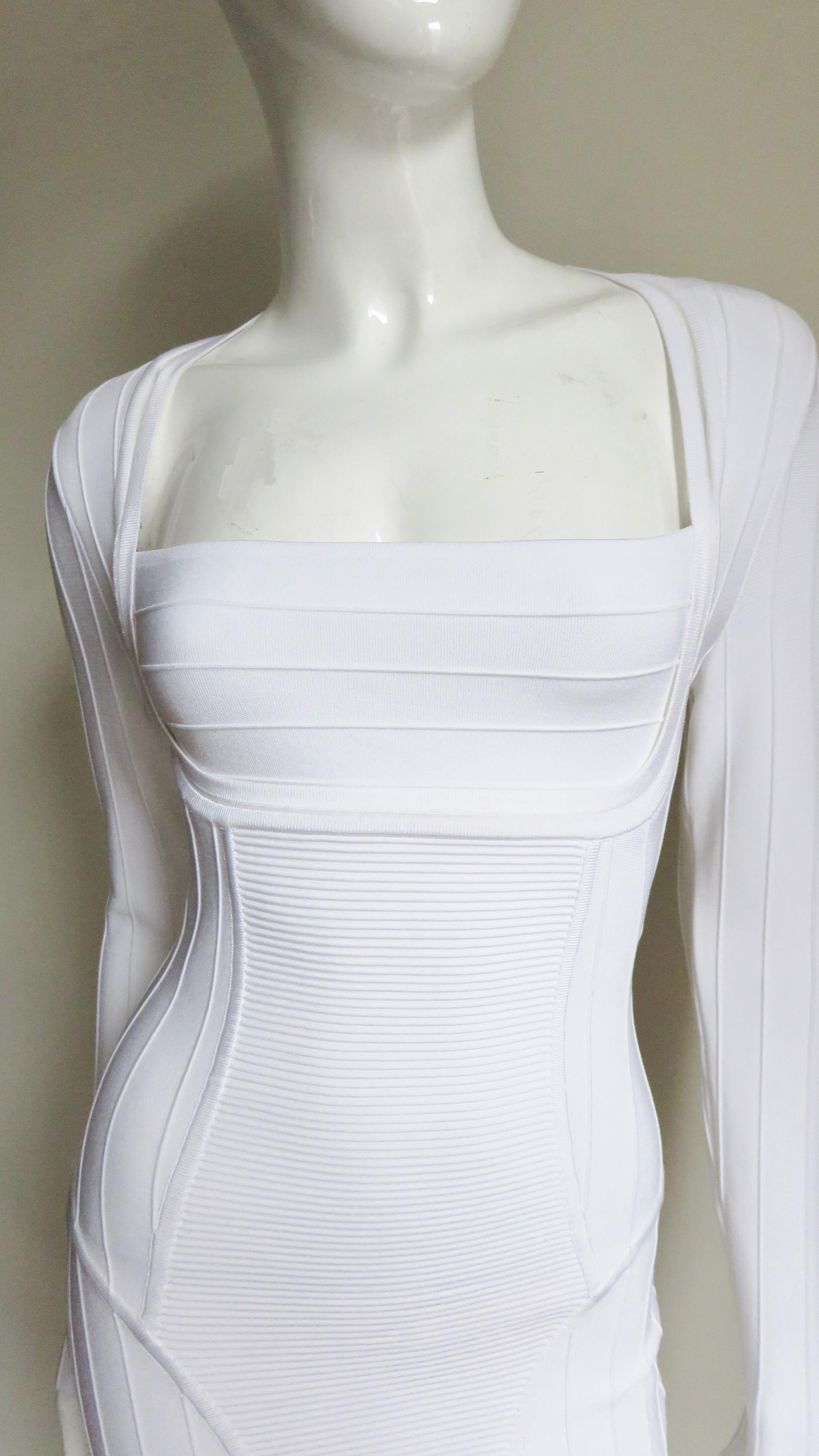 Pierre Balmain Weißes Bodycon-Kleid im Zustand „Hervorragend“ im Angebot in Water Mill, NY