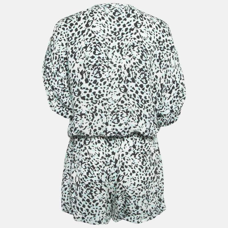 El pelele Alexis presenta un impresionante estampado sobre un lujoso tejido de seda. Este elegante pelele luce una favorecedora parte delantera abotonada que le da un punto chic. El material ligero garantiza la comodidad, mientras que el diseño