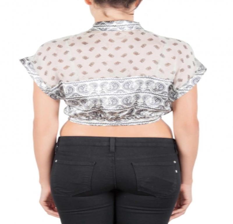 Este top recortado de Pierre Balmain es único y muy elegante. El top blanco es de manga corta y tiene estampado paisley por todas partes, junto con un nudo de corbata en la cintura. Impresiona con su sencillo diseño estructurado y es perfecto para