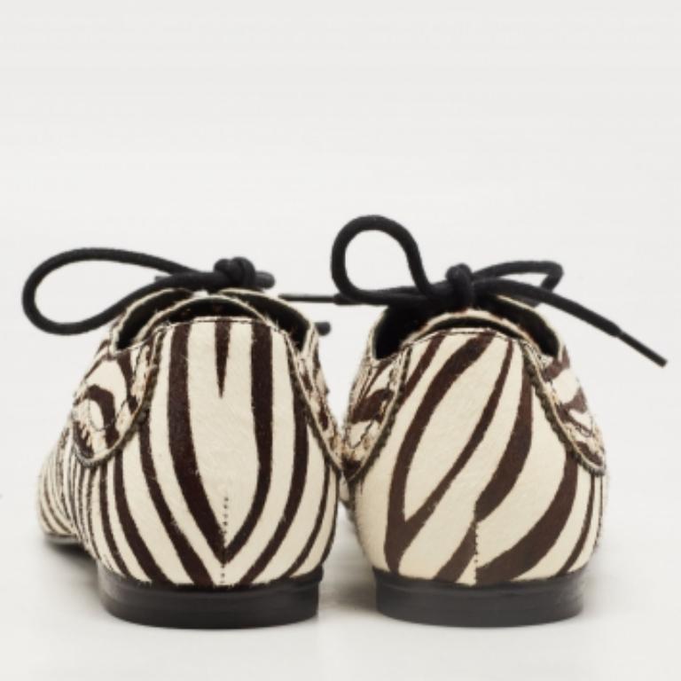 Pierre Balmain - Cheveux de poney imprimés zébrés et cuir clouté  Oxfords à lacets taille 37 Excellent état - En vente à Dubai, Al Qouz 2