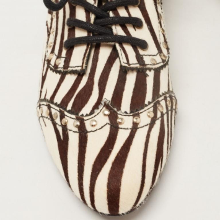 Pierre Balmain - Cheveux de poney imprimés zébrés et cuir clouté  Oxfords à lacets taille 37 Pour femmes en vente