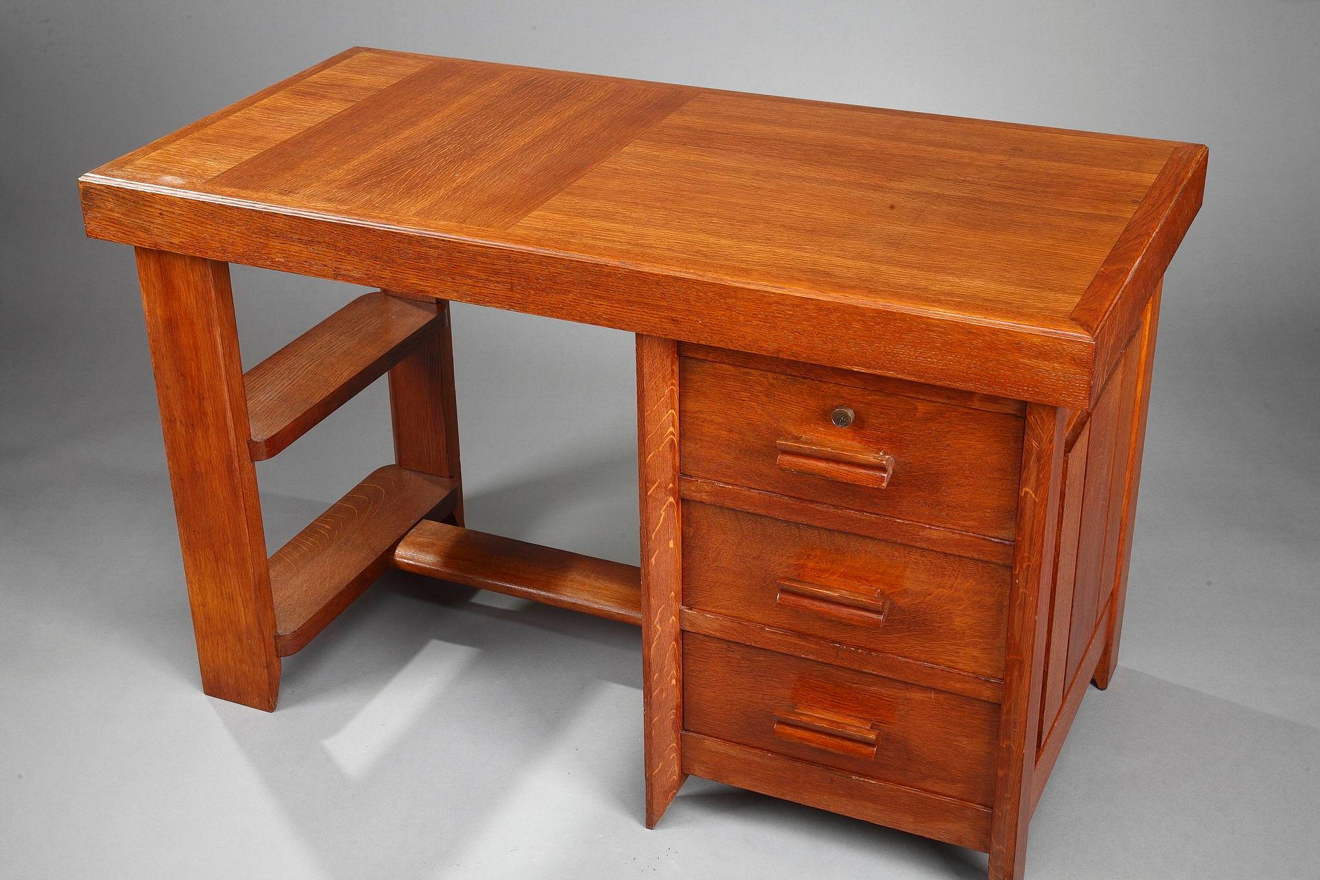 Charles Dudouyt Schreibtisch aus Eiche und Furnier, mit ausziehbarer Platte (L:50cm). Dieser kleine Schreibtisch hat 3 Schubladen und 2 Einlegeböden darunter. Entworfen von Pierre Bloch & Charles Dudouyt (Franzosen, 1885-1946) und hergestellt von La