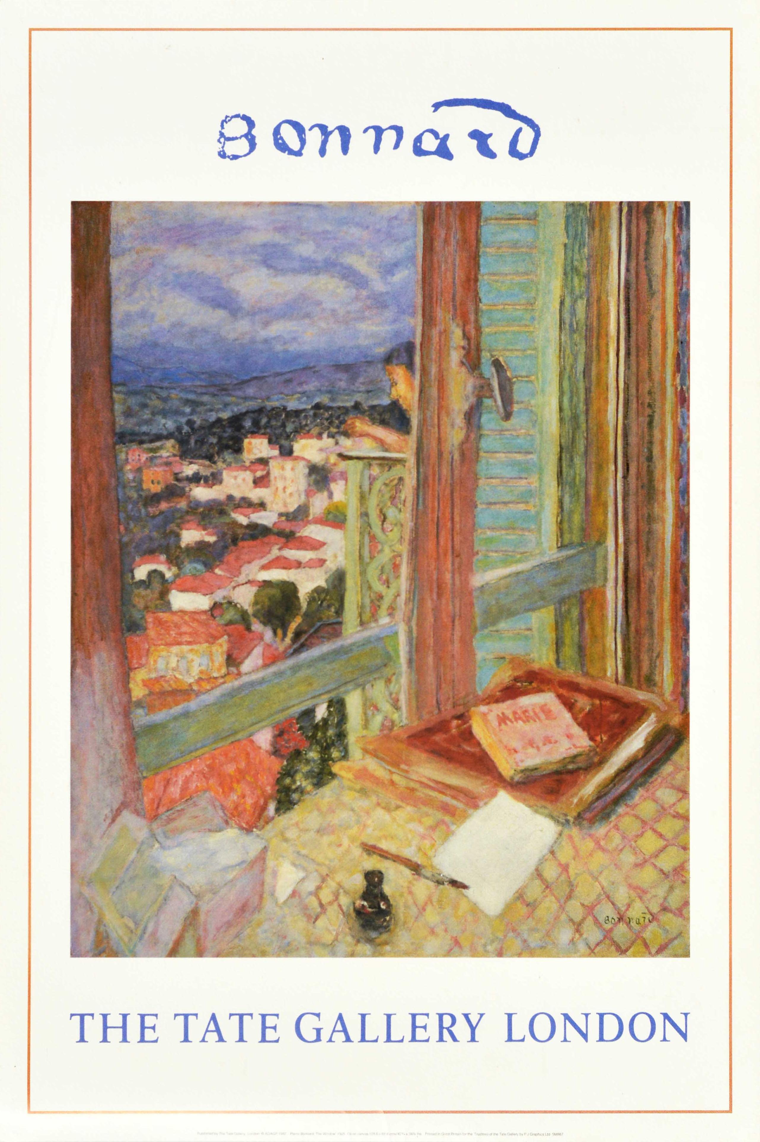 Affiche originale d'exposition d'art vintage pour l'œuvre de l'artiste français Pierre Bonnard (1867-1947) à la Tate Gallery de Londres présentant la peinture de 1925 The Window de Bonnard représentant une dame sur un petit balcon regardant la ville