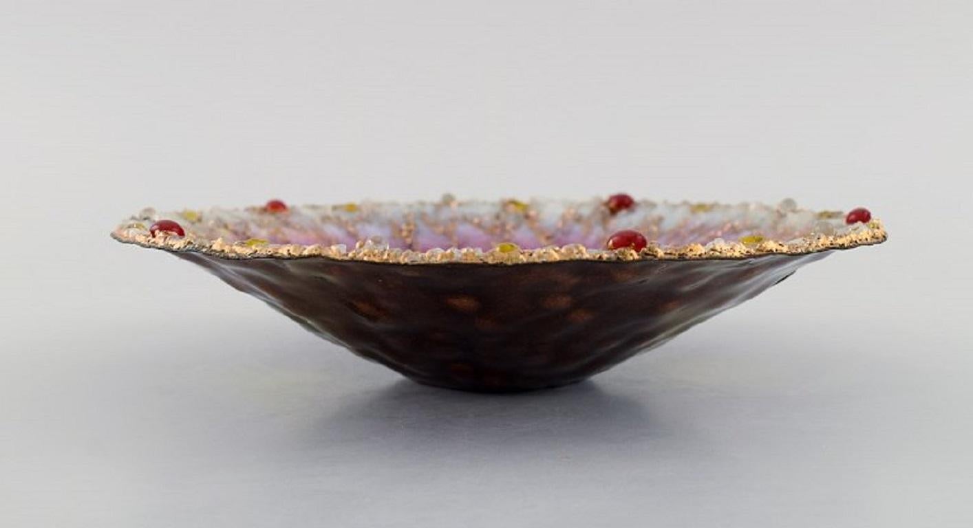 Pierre Bonnet for Limoges. Bronze bowl in enamel work with red and yellow art glass stones inlaid on a pink background. 
Mid-20th century.
Measures: 19.5 x 4 cm.
In excellent condition.
Sticker.