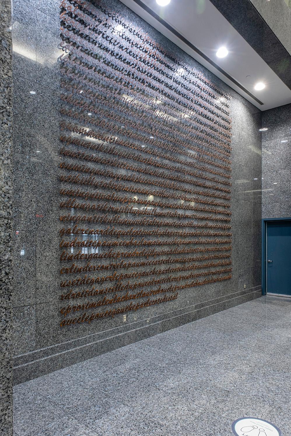 Scultura monumentale - adatta per lobby o interni aziendali. 

I tubi rettangolari in alluminio curvilineo, che si piegano e si avvolgono senza problemi, sono stati ispirati da Pierre Bourgault ai giochi di corde tradizionali degli Inuit.