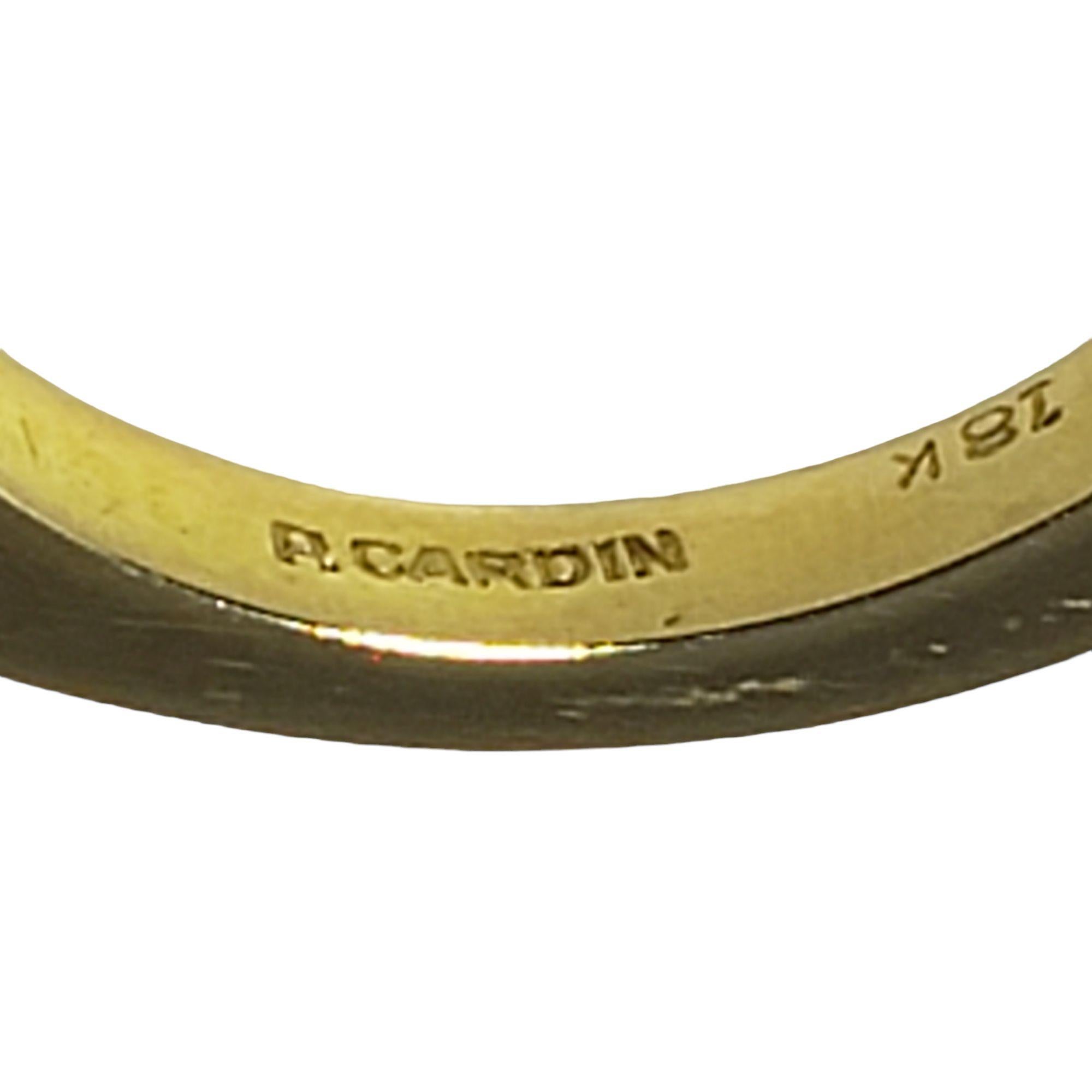 Vintage Pierre Cardin 18 Karat Gelbgold und Onyx Ring Größe 6-

Dieser elegante modernistische Ring wurde zwischen 1960 und 1970 von dem Künstler Jean Dinh Van entworfen, der als kreativer Leiter der Schmuckabteilung von Pierre Cardin tätig war. Der