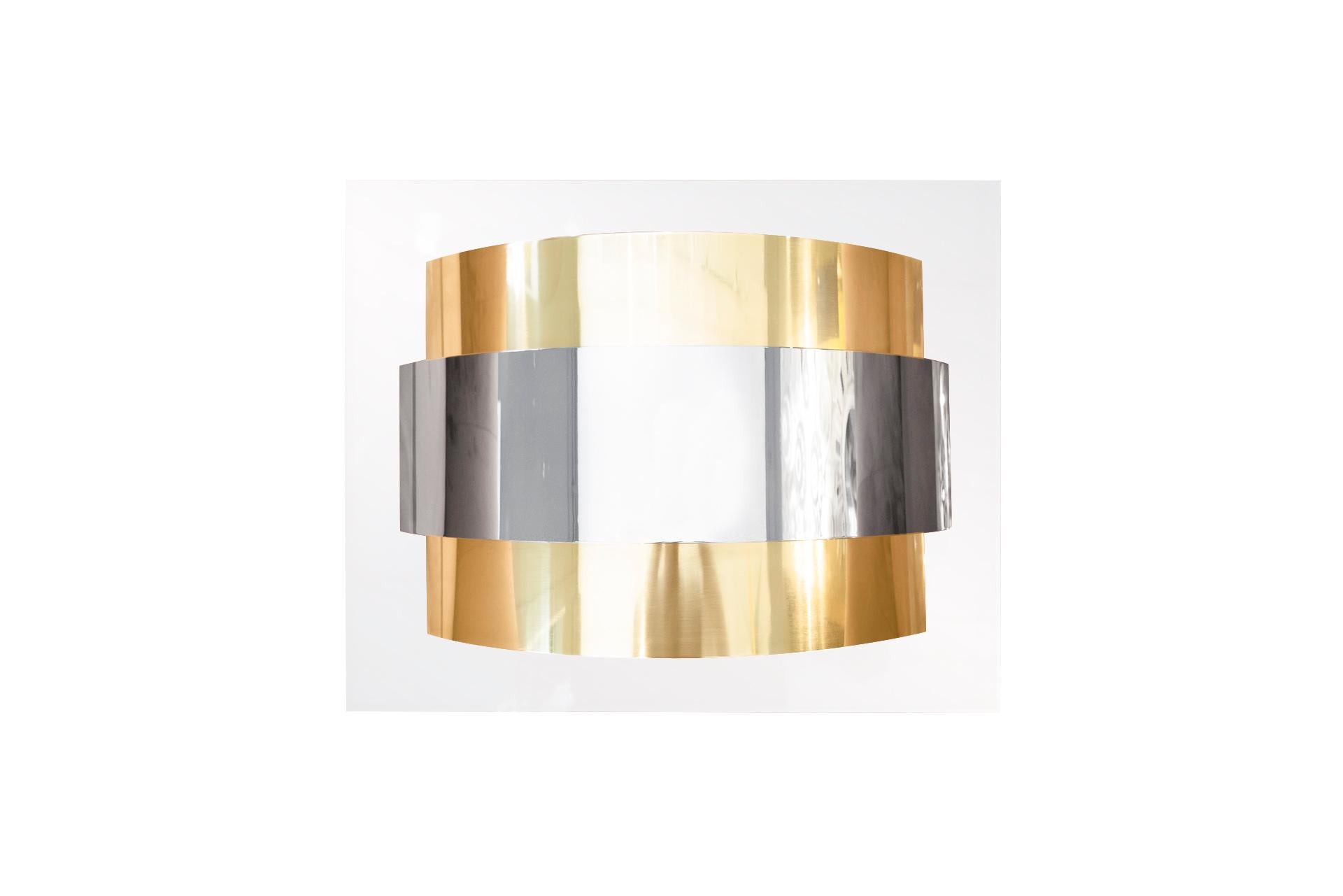 Pierre Cardin (1922-2020), 
Pair of Sconces, 
Plexiglass, gilt brass, chrome,
France, circa 1970.

Measures: Width 53 cm, height 40 cm, depth 34 cm.
