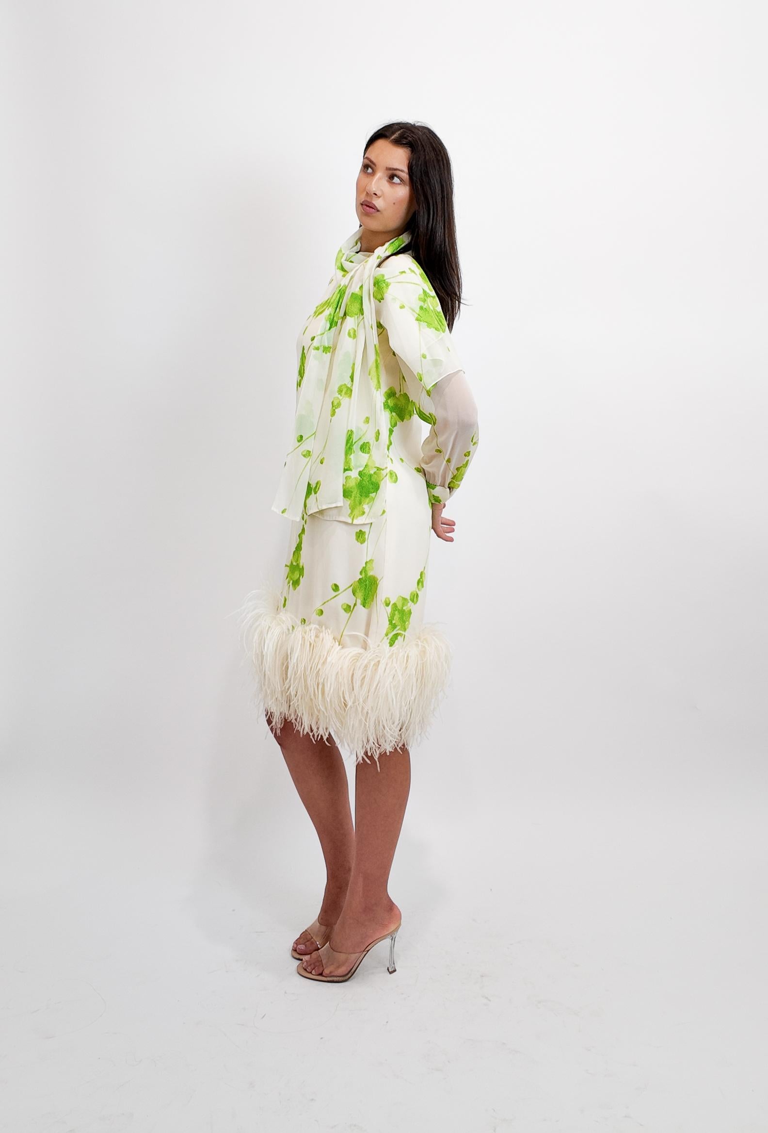 Pierre Cardin 1960s Chiffon bedrucktes Cocktailkleid mit Straußenfedersaum (Beige) im Angebot