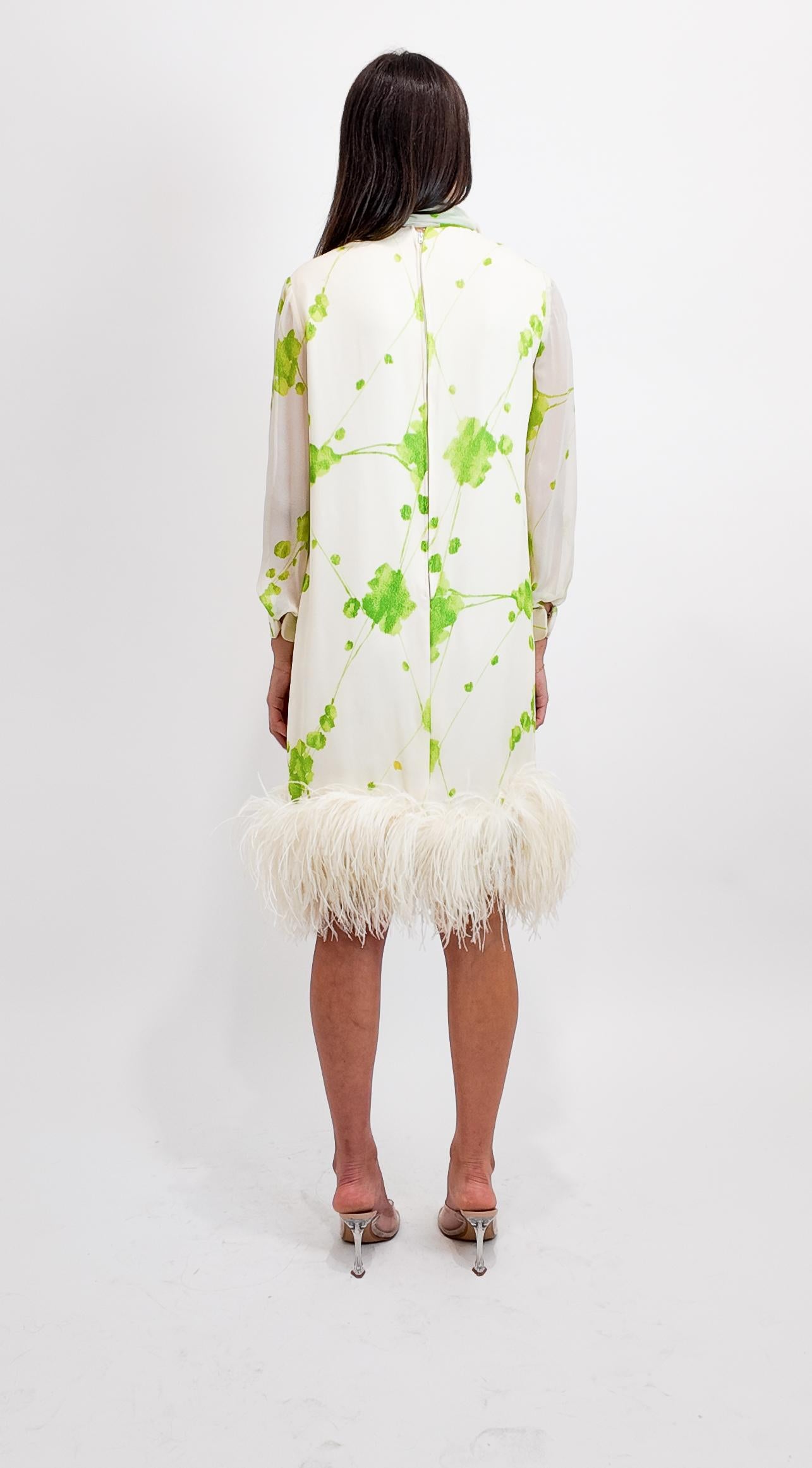 Pierre Cardin 1960s Chiffon bedrucktes Cocktailkleid mit Straußenfedersaum im Zustand „Gut“ im Angebot in Los Angeles, CA