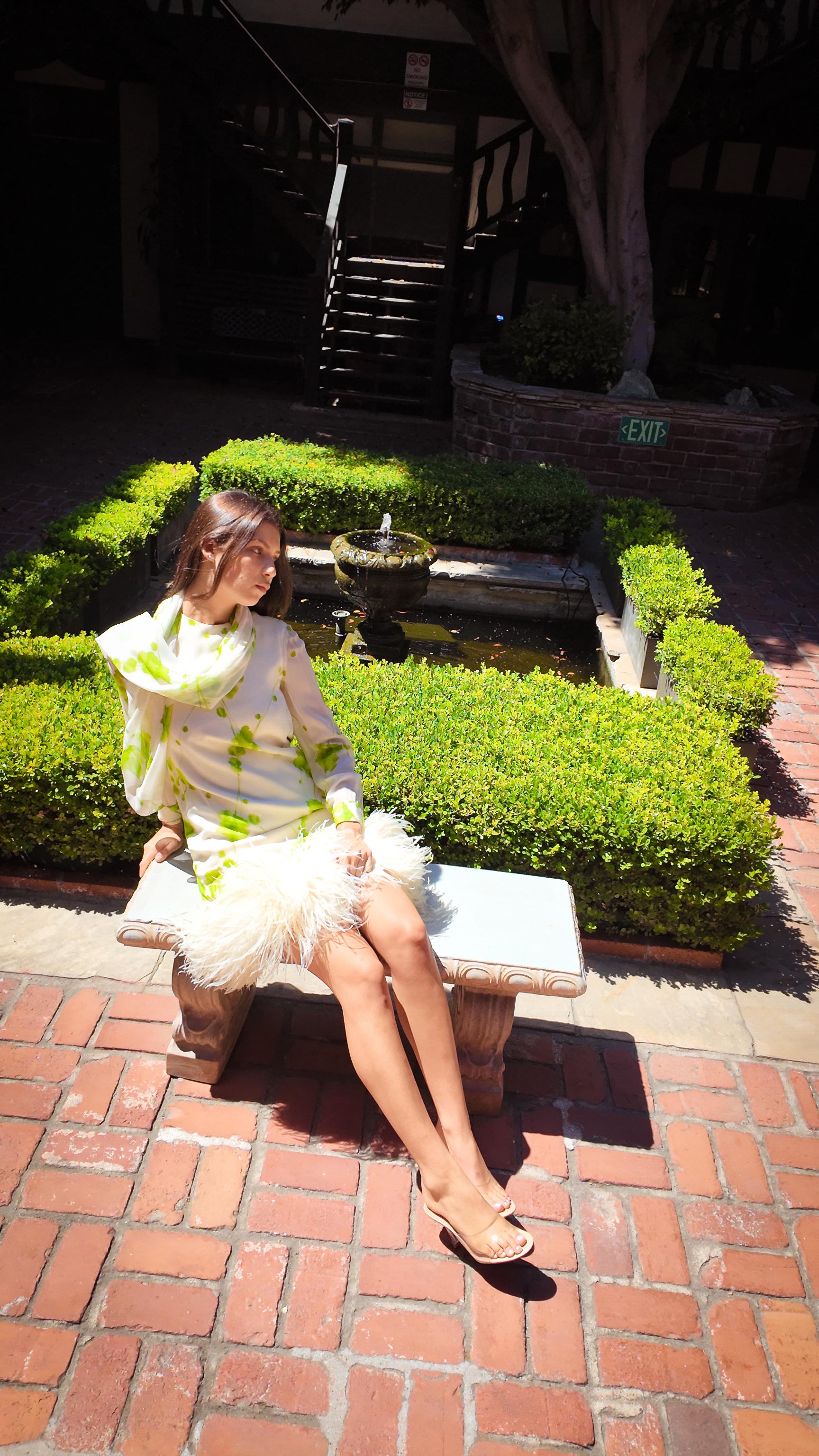 Pierre Cardin 1960s Chiffon bedrucktes Cocktailkleid mit Straußenfedersaum im Angebot 1