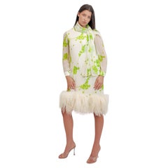 Pierre Cardin 1960, abito da cocktail in chiffon stampato con orlo in piume di struzzo