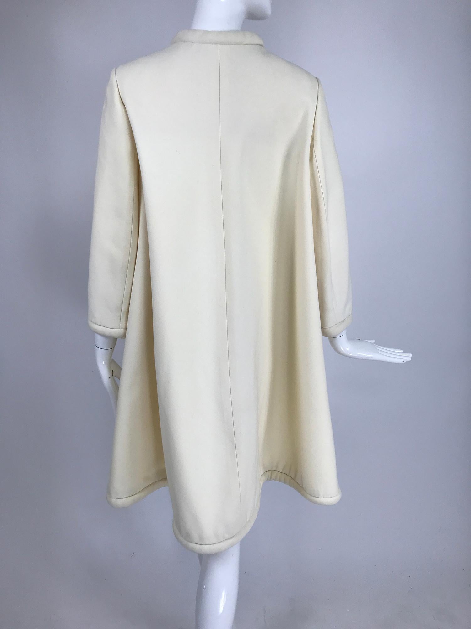 Pierre Cardin - Manteau en laine blanc cassé des années 1960 avec fermoirs métalliques à bascule et poche circulaire Bon état - En vente à West Palm Beach, FL