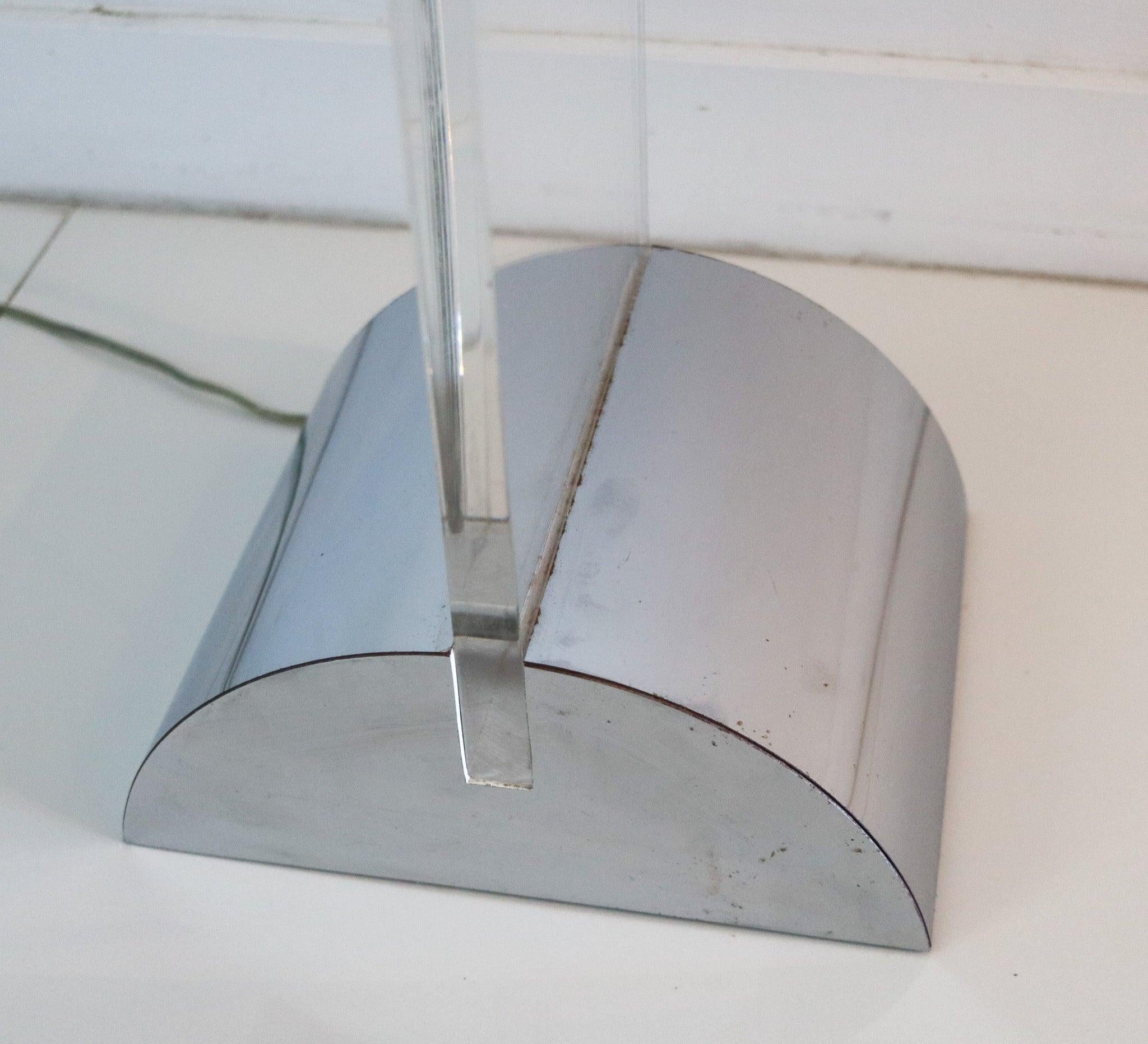 Mid-Century moderno PIERRE CARDIN 1970 French Modernist Lucite & Aluminum Statement Table Lamp in vendita