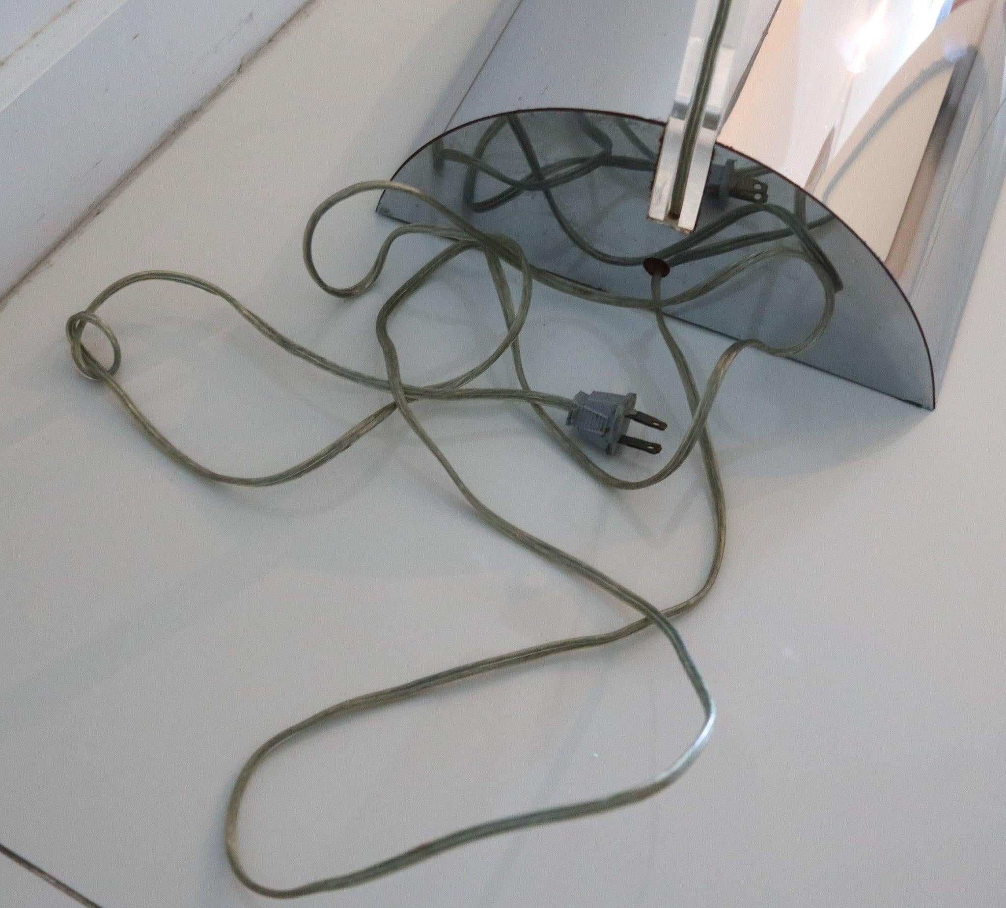 Fine XX secolo PIERRE CARDIN 1970 French Modernist Lucite & Aluminum Statement Table Lamp in vendita