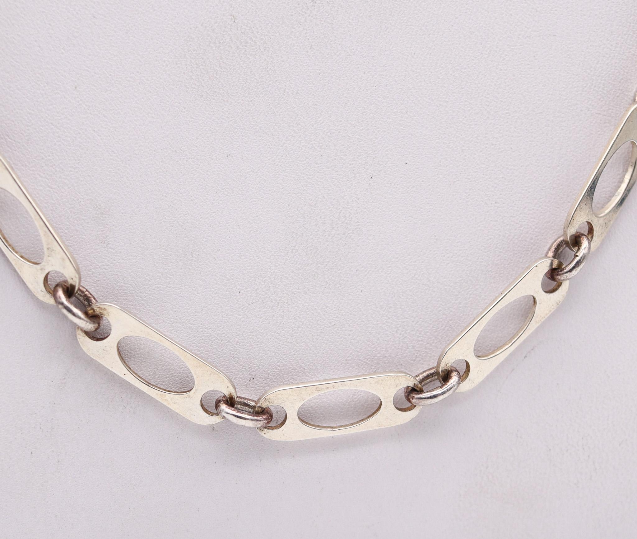 Geometric chain necklace designed by Pierre Cardin (1922-2020).

Wonderful necklace chain, created during the French modernist period by the fashion designer Pierre Cardin, back in the 1970. This rare chain has been crafted in solid .925/1000