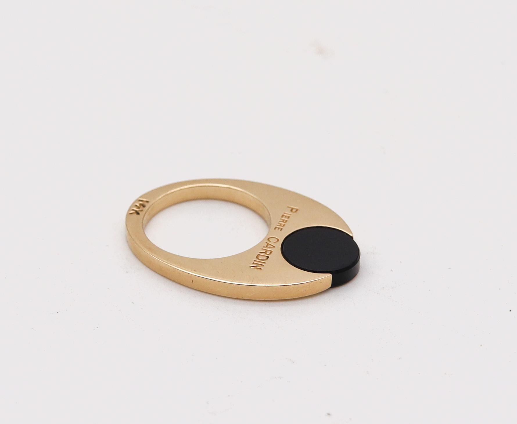 Geometric ring designed by Pierre Cardin.

Gorgeous modernist piece, created in France by the Parisian fashion designer Pierre Cardin, back in the 1970. This geometric sculptural ring has been crafted with minimalist patterns in solid yellow gold of