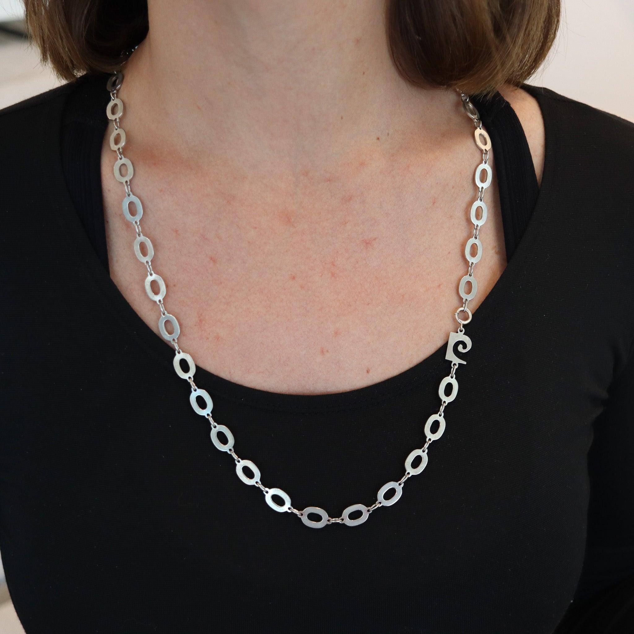 Modernist chain necklace designed by Pierre Cardin (1922-2020). 

This is a beautiful long sautoir necklace, created during the French modernist period by the fashion designer Pierre Cardin, back in the 1970. This rare chain has been crafted in