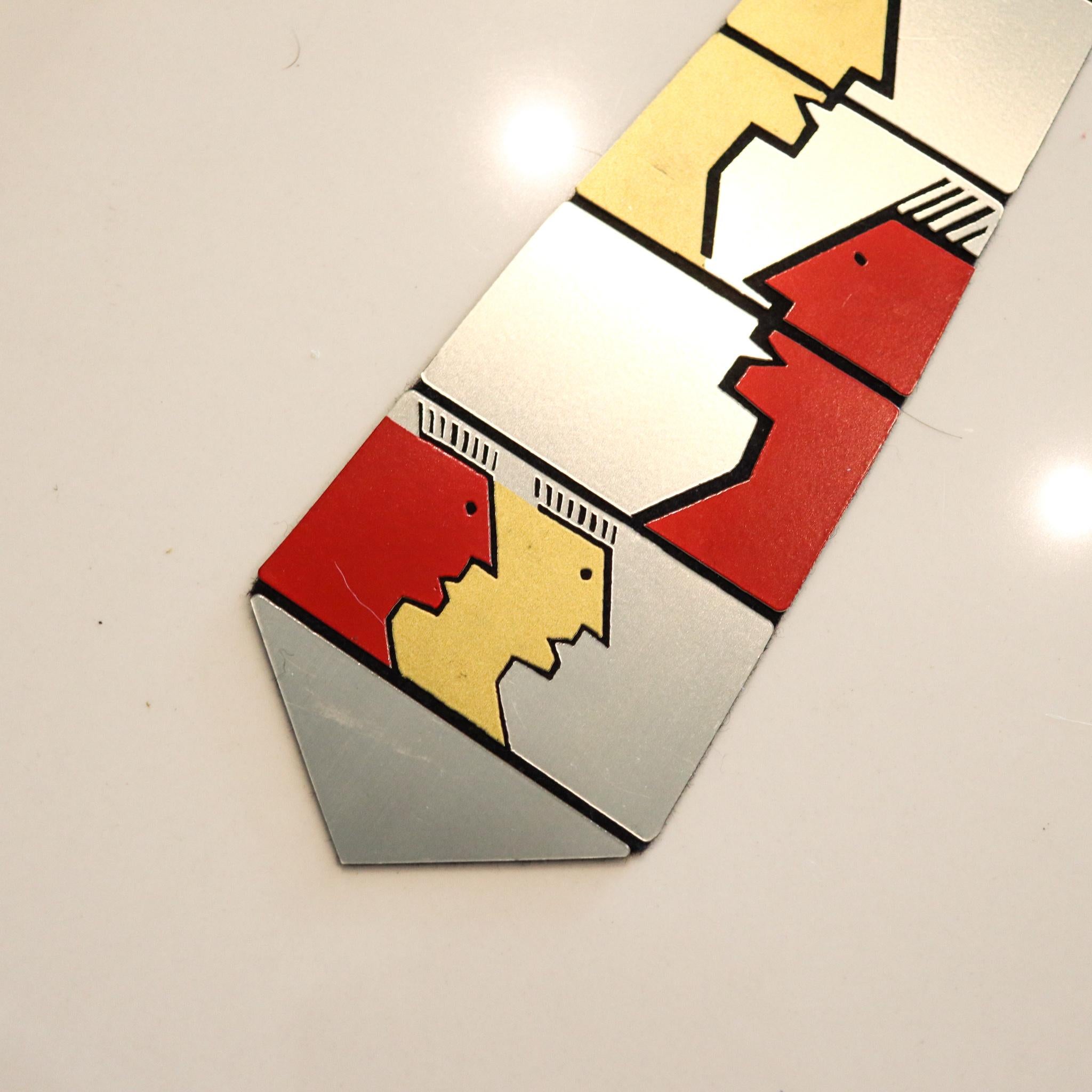 Cravate d'art métallique conçue par Pierre Cardin.

Cravate métallique très rare, créée à Paris en France par le couturier Pierre Cardin, dans les années 1970. Il s'agit d'une œuvre d'art composée de neuf pièces articulées en acier inoxydable et