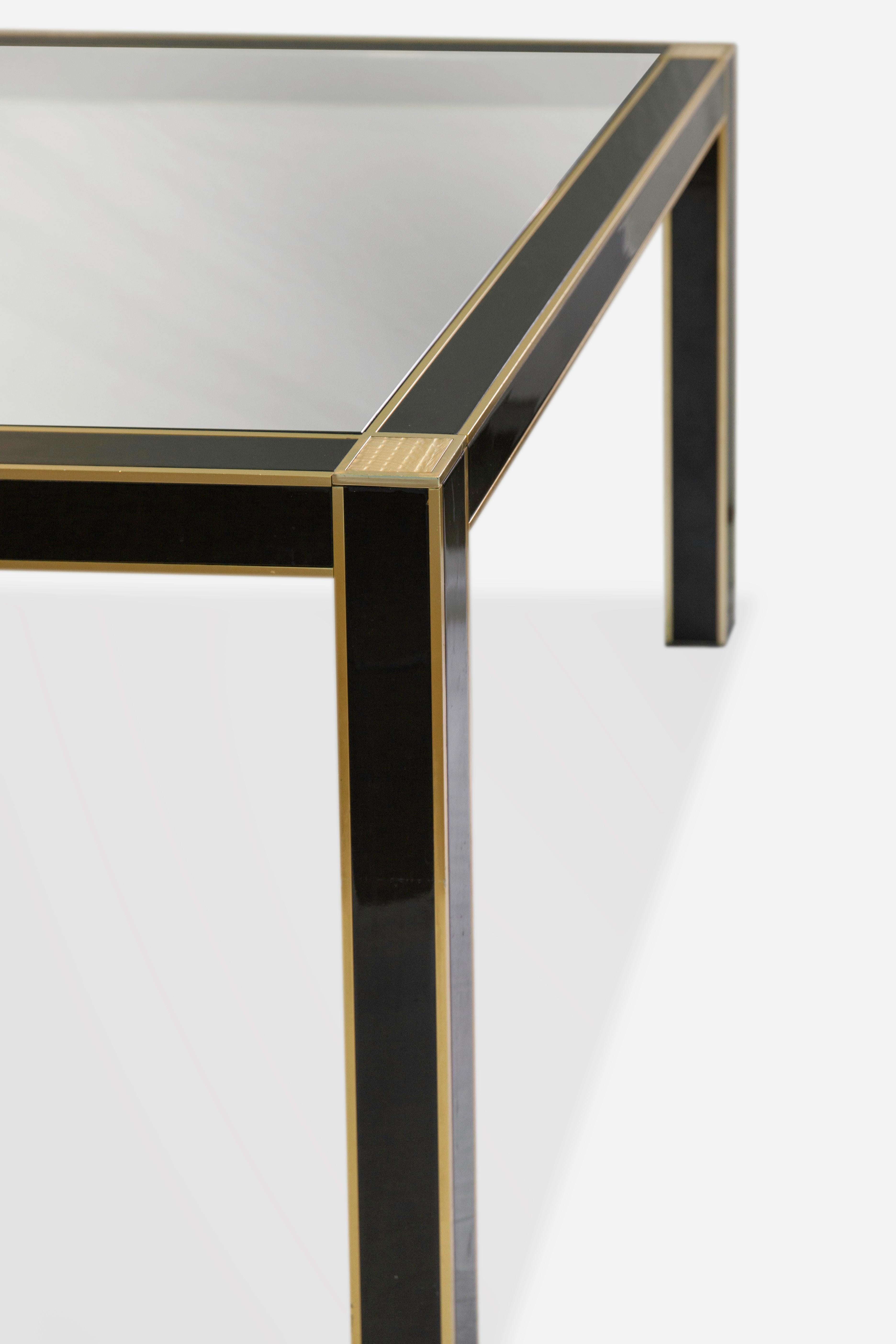Pierre Cardin (Italie, 1922 - France, 2020)
Table de salle à manger carrée, circa 1970, illustrant le design audacieux et avant-gardiste de Pierre Cardin. La table présente une structure et des pieds en métal laqué noir, rehaussés d'élégants détails