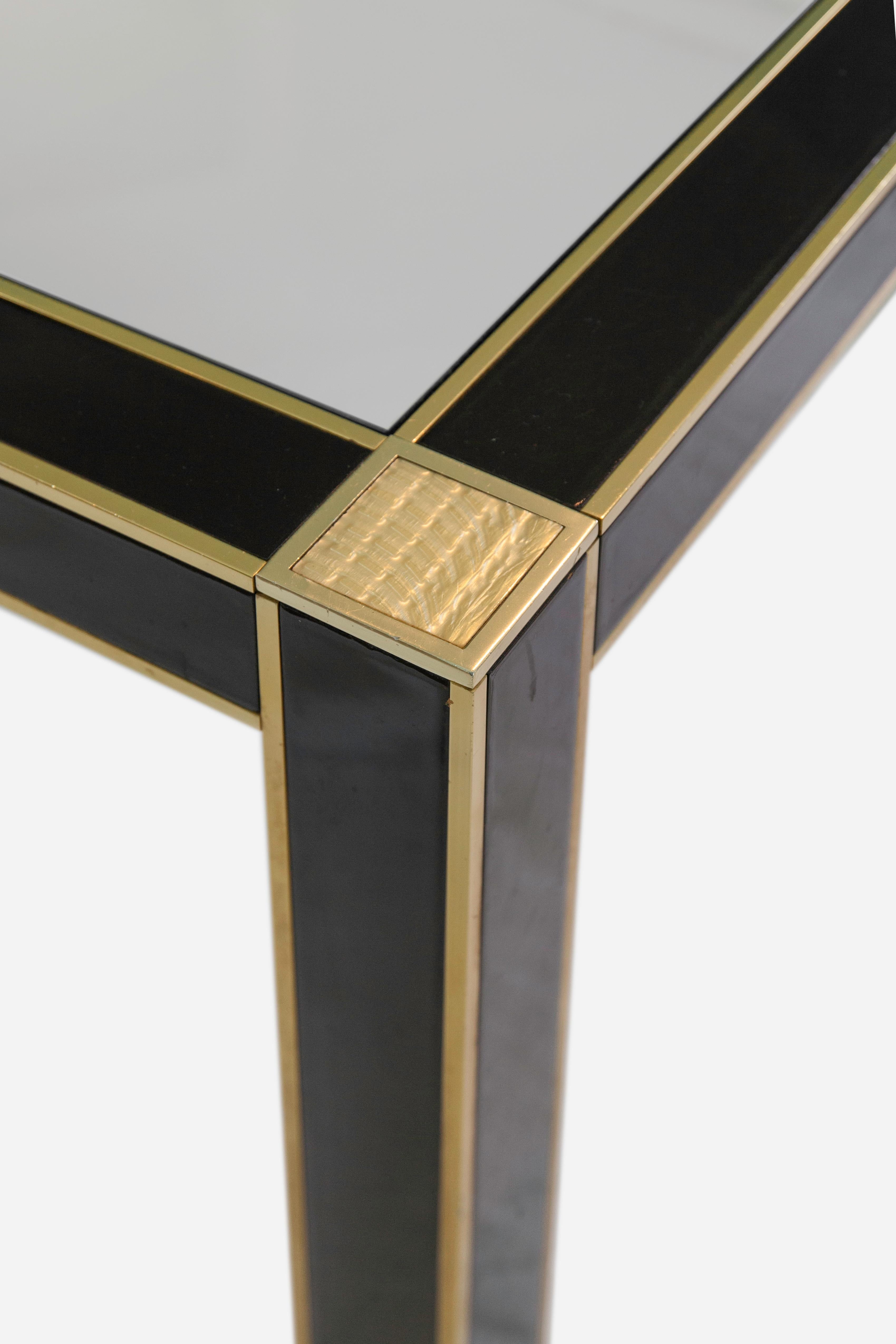 Mid-Century Modern Pierre Cardin 1970 Table de salle à manger carrée en métal laqué noir, laiton et verre en vente