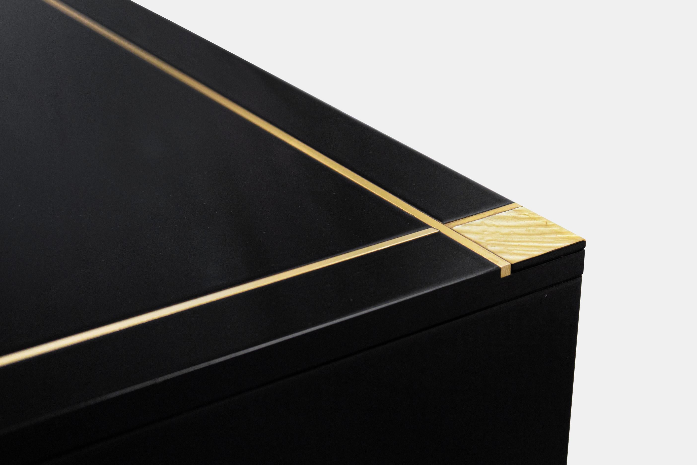 Fin du 20e siècle Pierre Cardin 1970 Table basse carrée en bois laqué noir et laiton France en vente