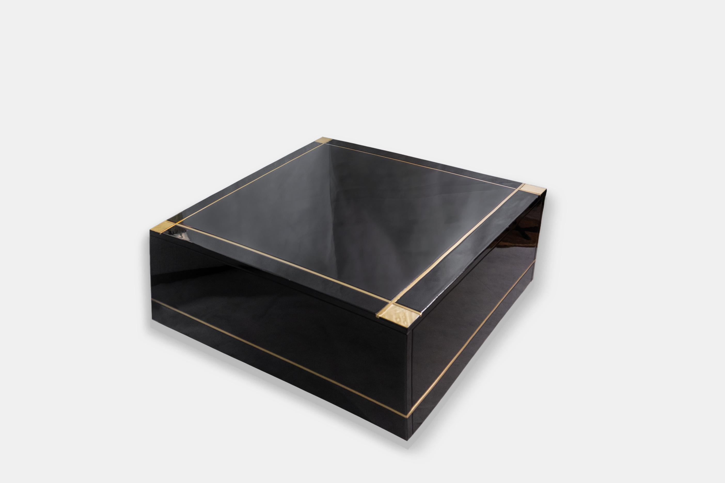 Laiton Pierre Cardin 1970 Table basse carrée en bois laqué noir et laiton France en vente
