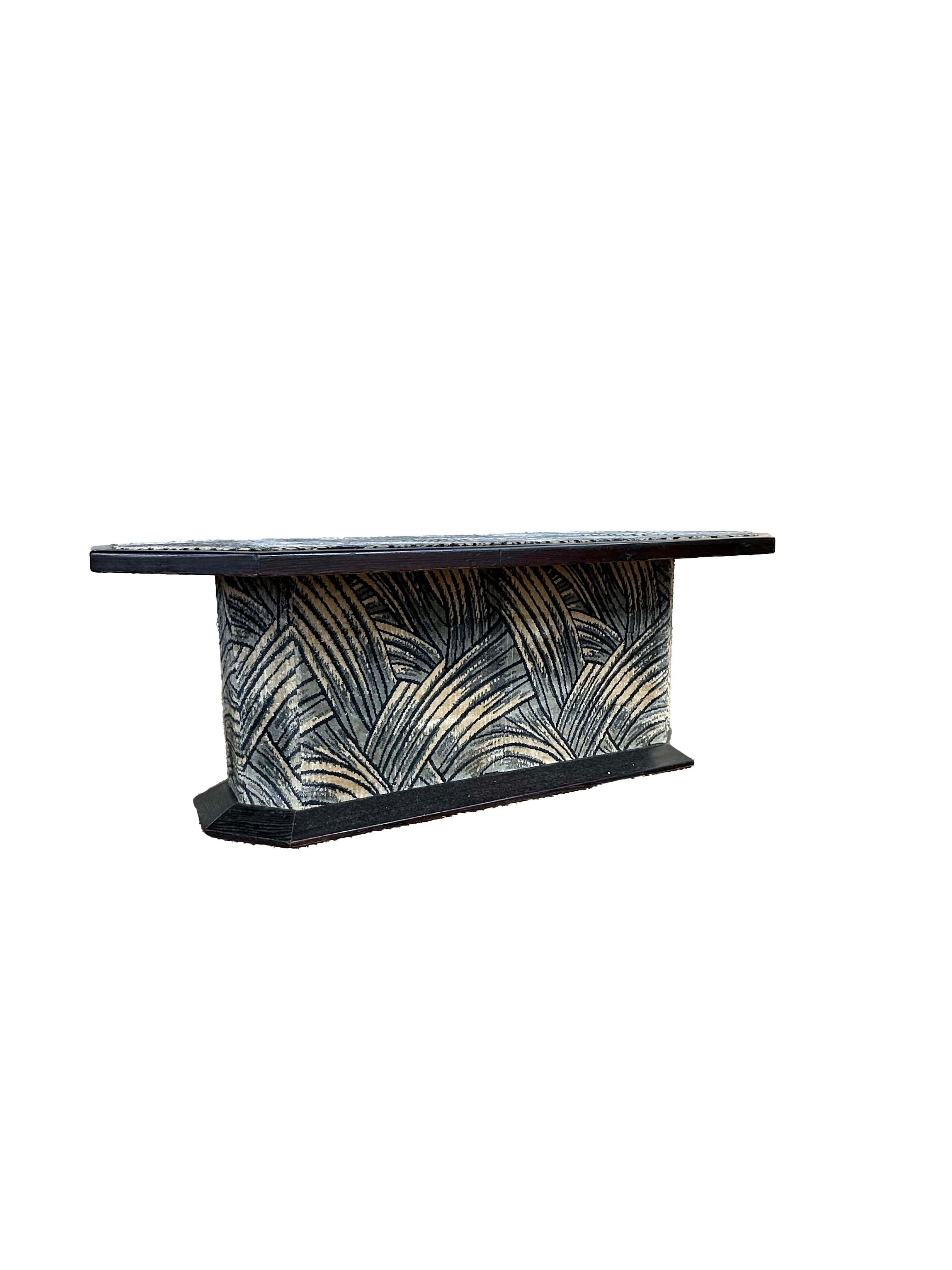 Table basse octogonale Pierre Cardin des années 1970.
Velours bleu et or à motifs de feuilles de palmier. Finition avec un bord en bois massif laqué noir.
L'insigne en métal Pierre Cardin est posé sur le socle.
Cette pièce est parfaite et semble