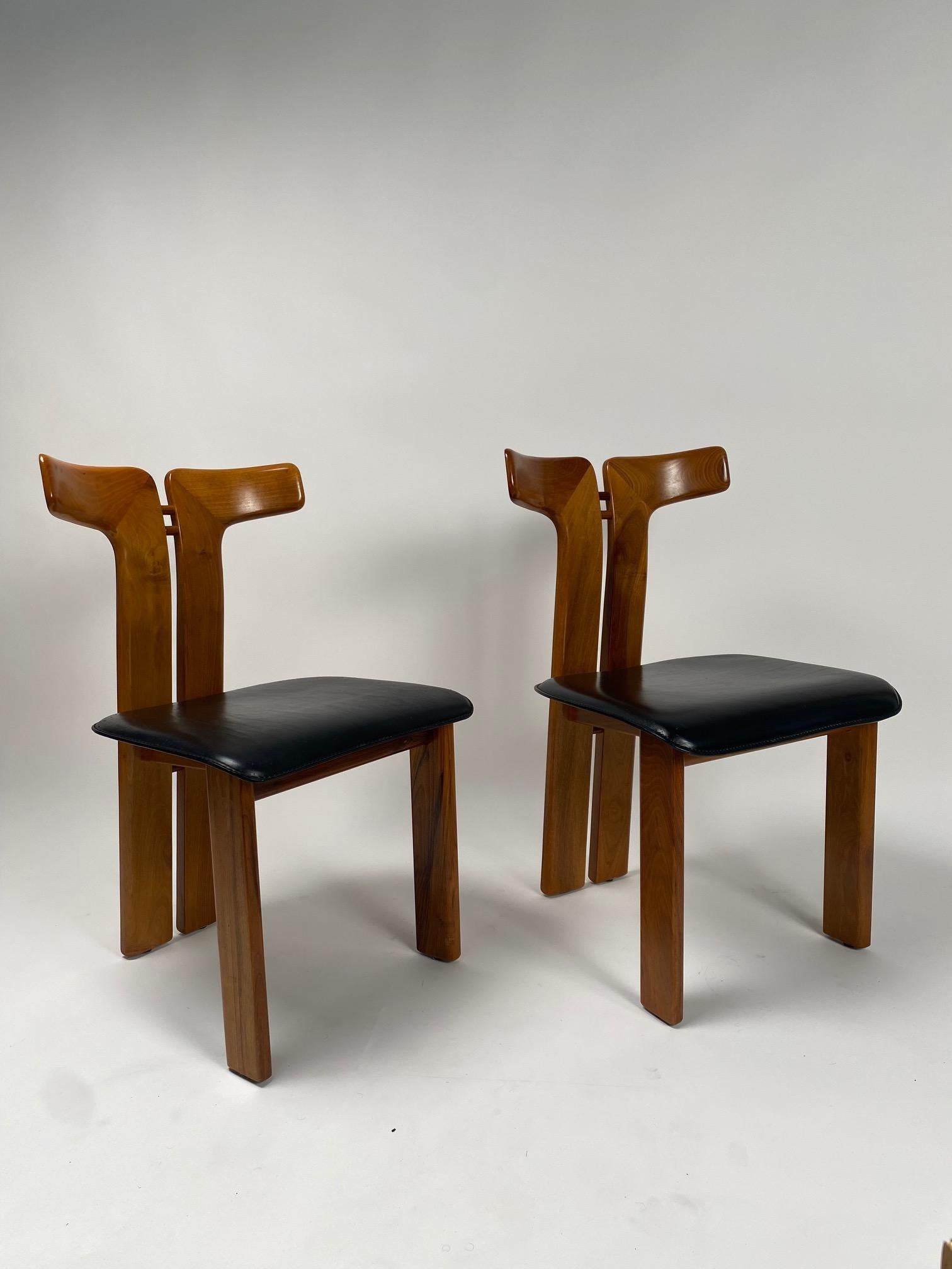 Pierre Cardin (1922-2020), Set of four dining chairs in walnut and leather, Italy, 1970s.

Four rare chairs made by the famous French designer Pierre Cardin in the 70s for an Italian company. It is a sculptural and refined model, which lends itself