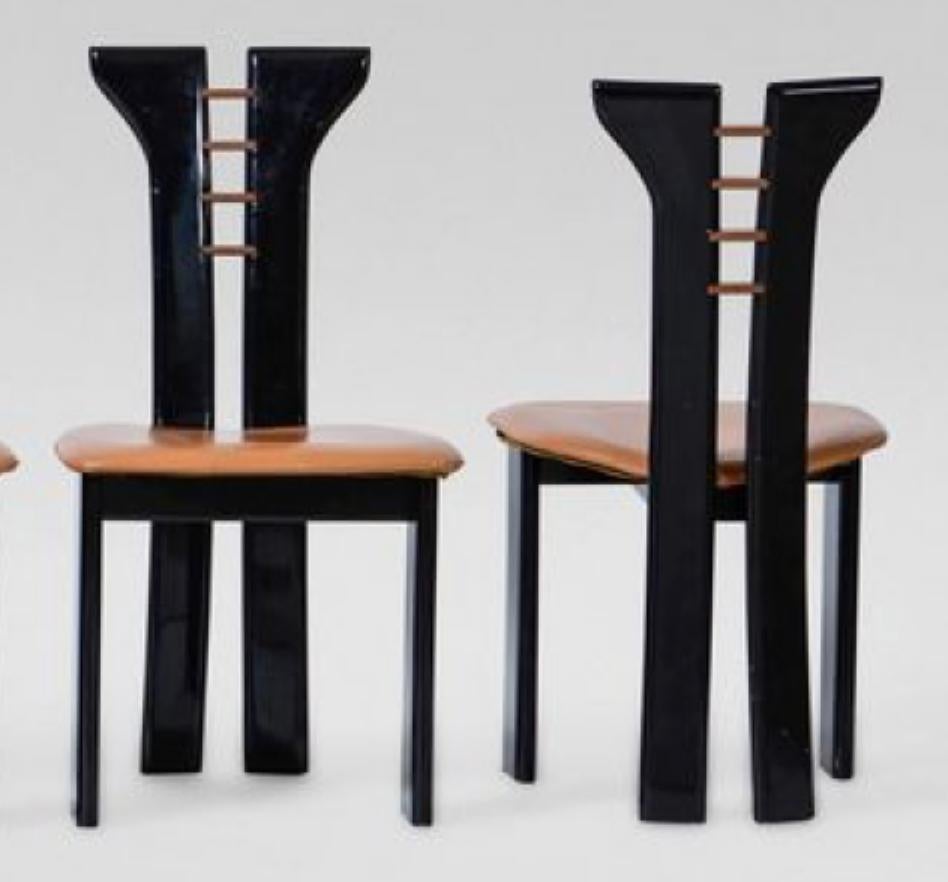 Pierre Cardin (1922-2020), Set di 6 sedie da pranzo in noce e pelle, Italia, anni Settanta.

Quattro rare sedie realizzate dal famoso designer francese Pierre Cardin negli anni '70 per un'azienda italiana. Si tratta di un modello scultoreo e
