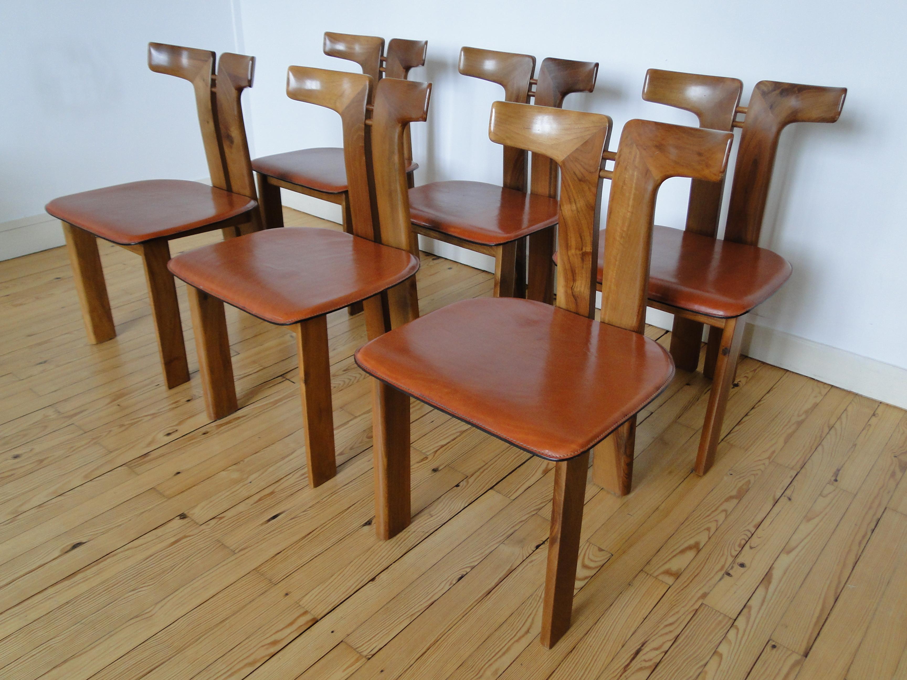 Pierre Cardin, set of 6 dining chairs, walnut, leather, Italy, circa 1970.

This sculptural chair is designed by the French designer Pierre Cardin (1922-2020).

 The curved back highlights the qualities of the wood and its shape in an unparalleled