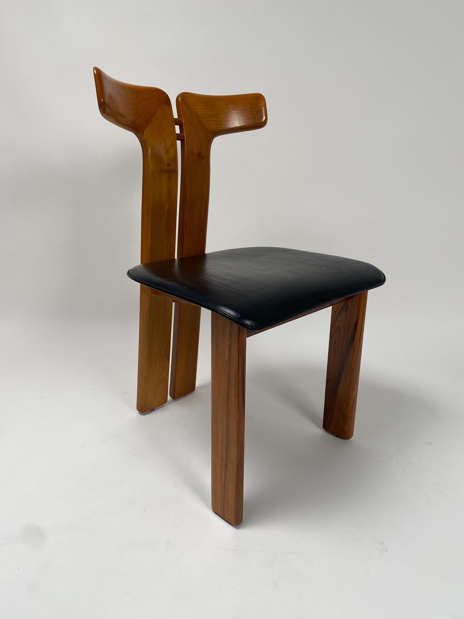 Pierre Cardin (1922-2020), Set of six dining chairs in walnut and leather, Italy, 1970s.

Four rare chairs made by the famous French designer Pierre Cardin in the 70s for an Italian company. It is a sculptural and refined model, which lends itself