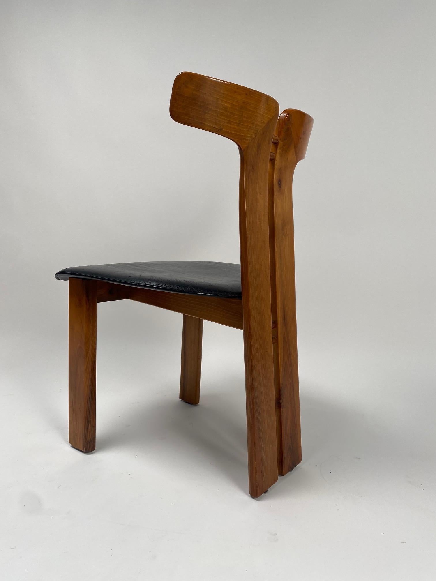 Pierre Cardin, 6 Esszimmerstühle aus Nussbaum und Leder, 1970er Jahre (Moderne der Mitte des Jahrhunderts) im Angebot