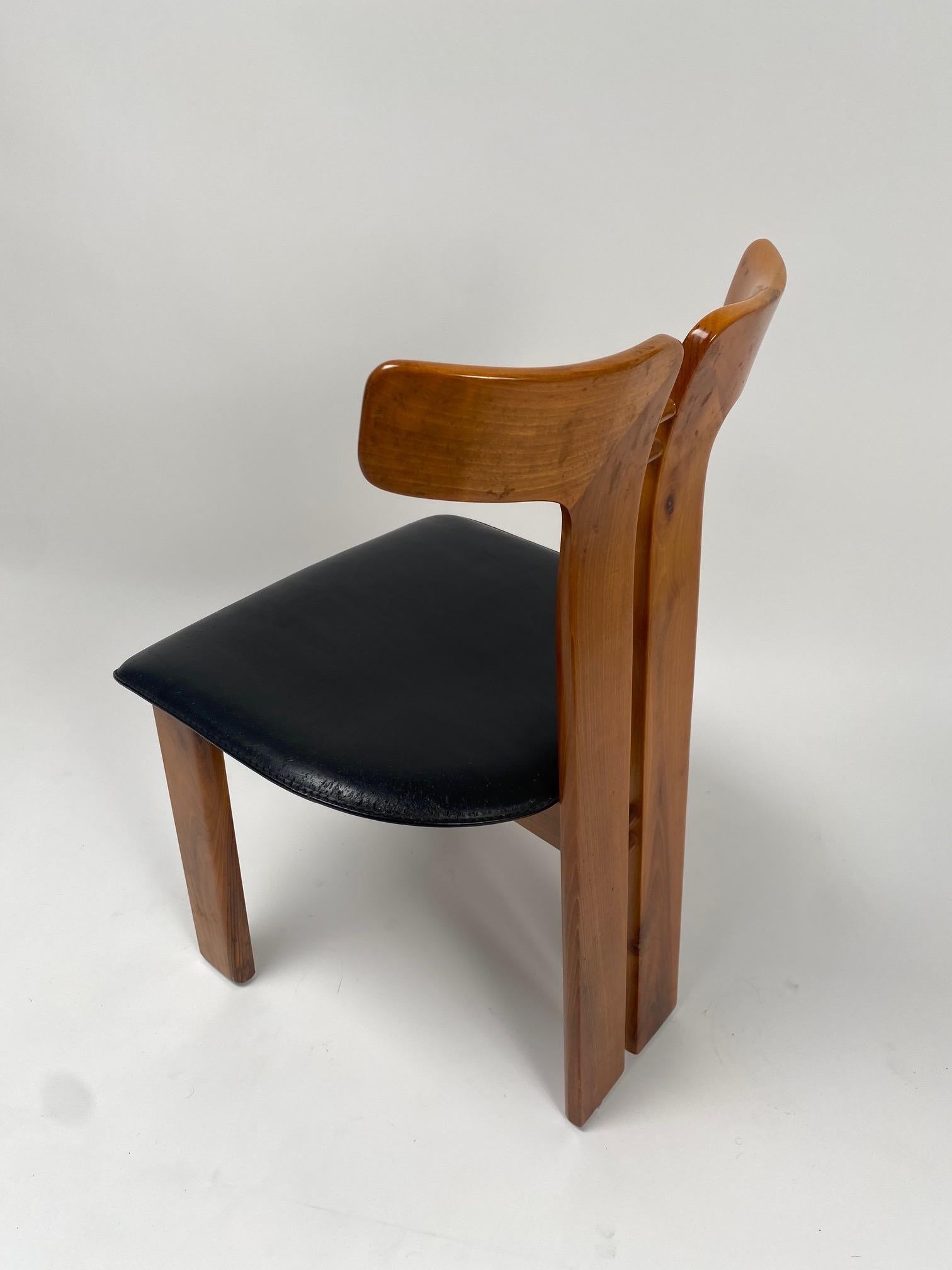 Français Pierre Cardin, 6 chaises de salle à manger en noyer et cuir, 1970 en vente