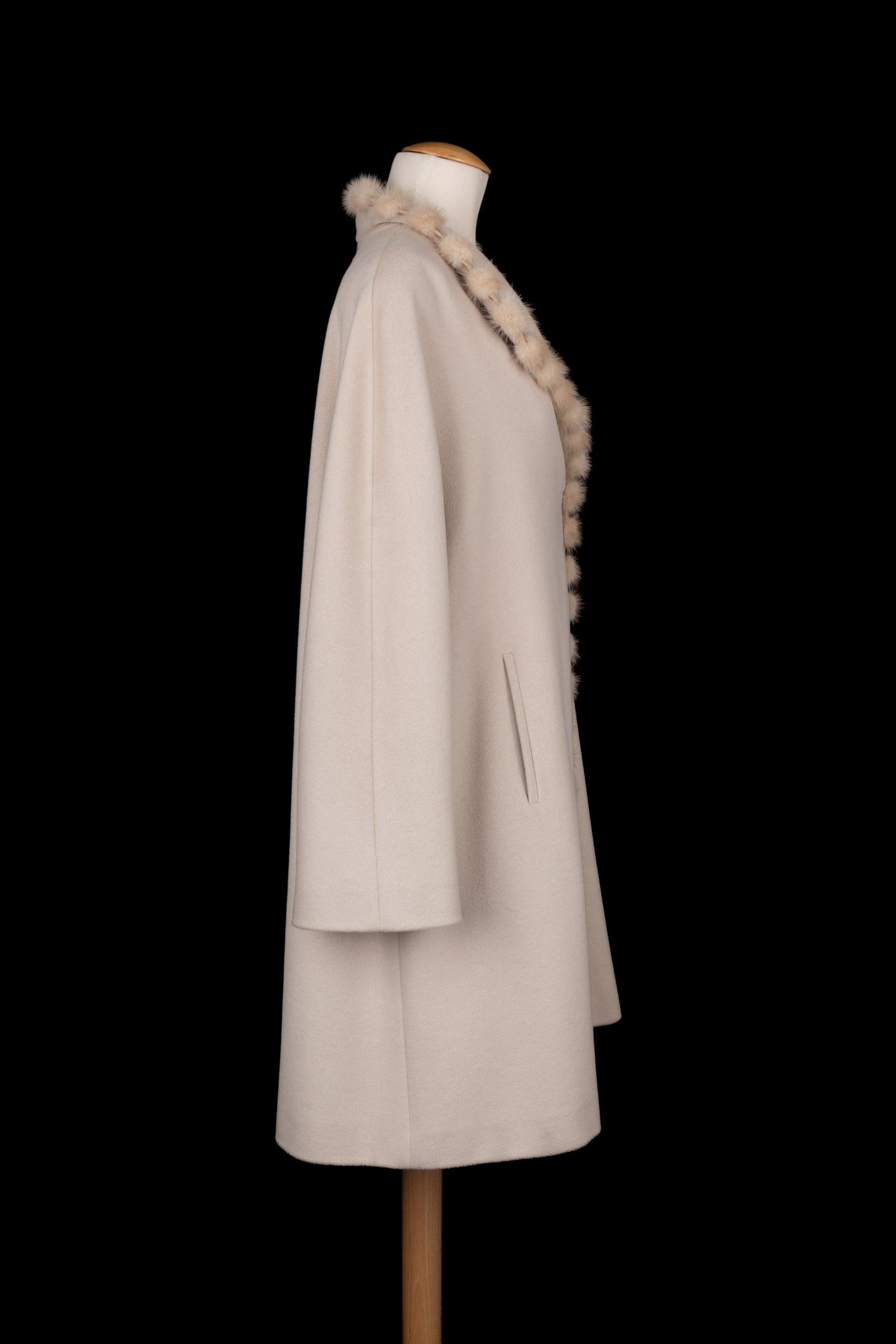Pierre Cardin - Made in Italy) Cappotto beige in cashmere e lana bordato di pelliccia d'angora. Indicata la taglia 40FR.

Informazioni aggiuntive:
Condizioni: Ottime condizioni
Dimensioni: Larghezza spalle: 46 cm - Petto: 56 cm - Lunghezza maniche: