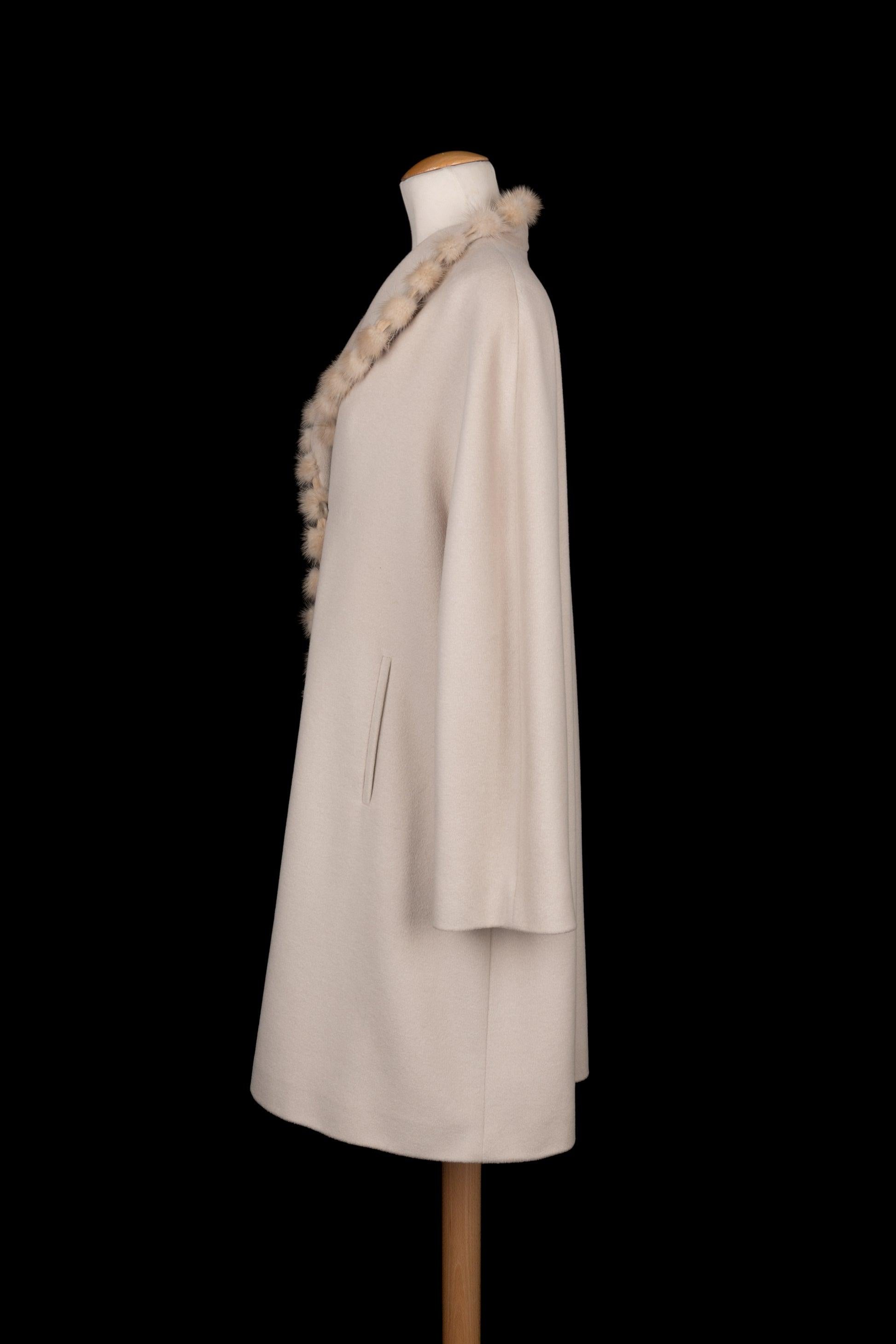 Pierre Cardin Cappotto beige in cashmere e lana In condizioni ottime in vendita a SAINT-OUEN-SUR-SEINE, FR
